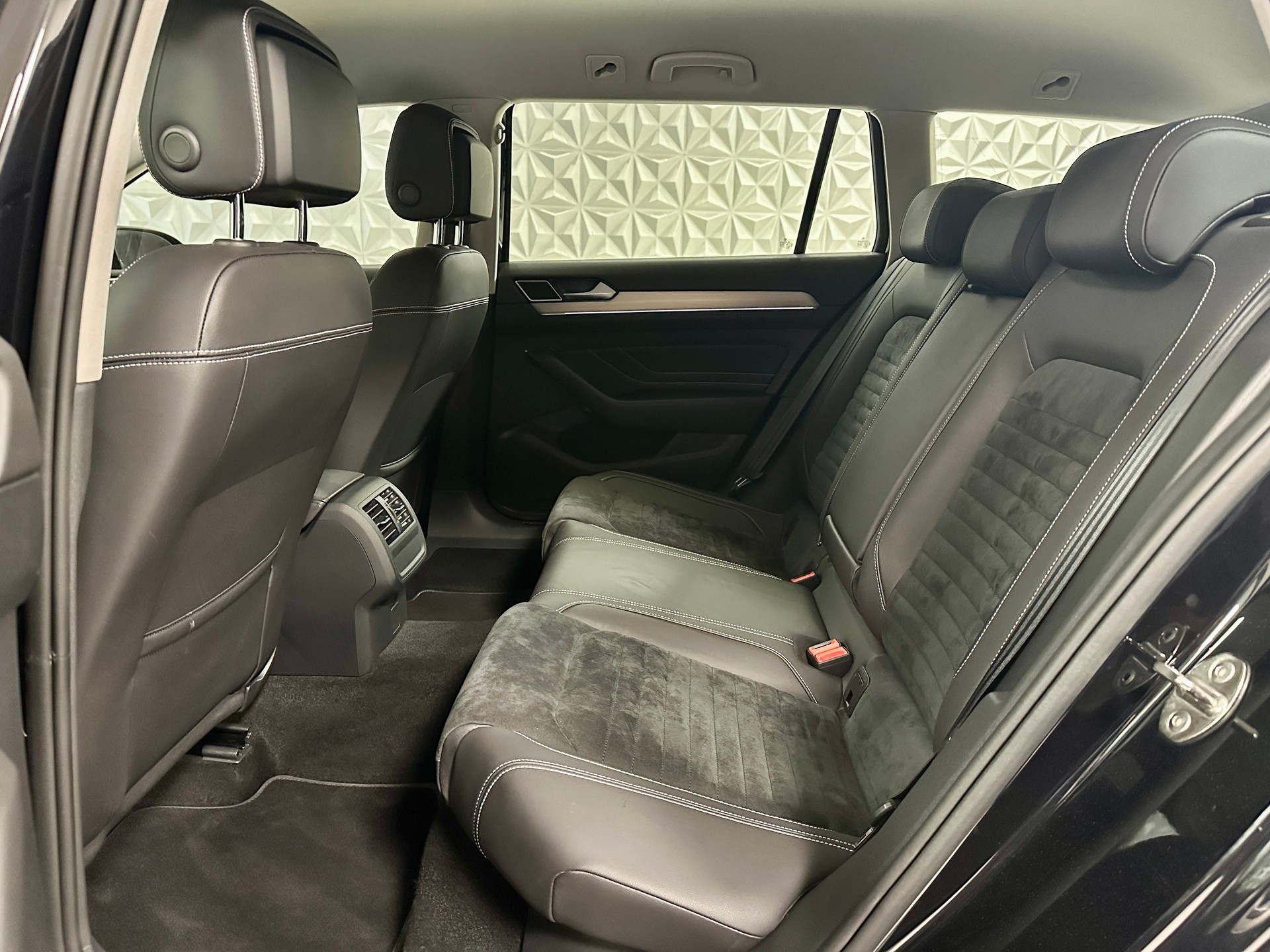 VW Passat 2.0 TDI **190PS** BMT Elegance DSG-image-15