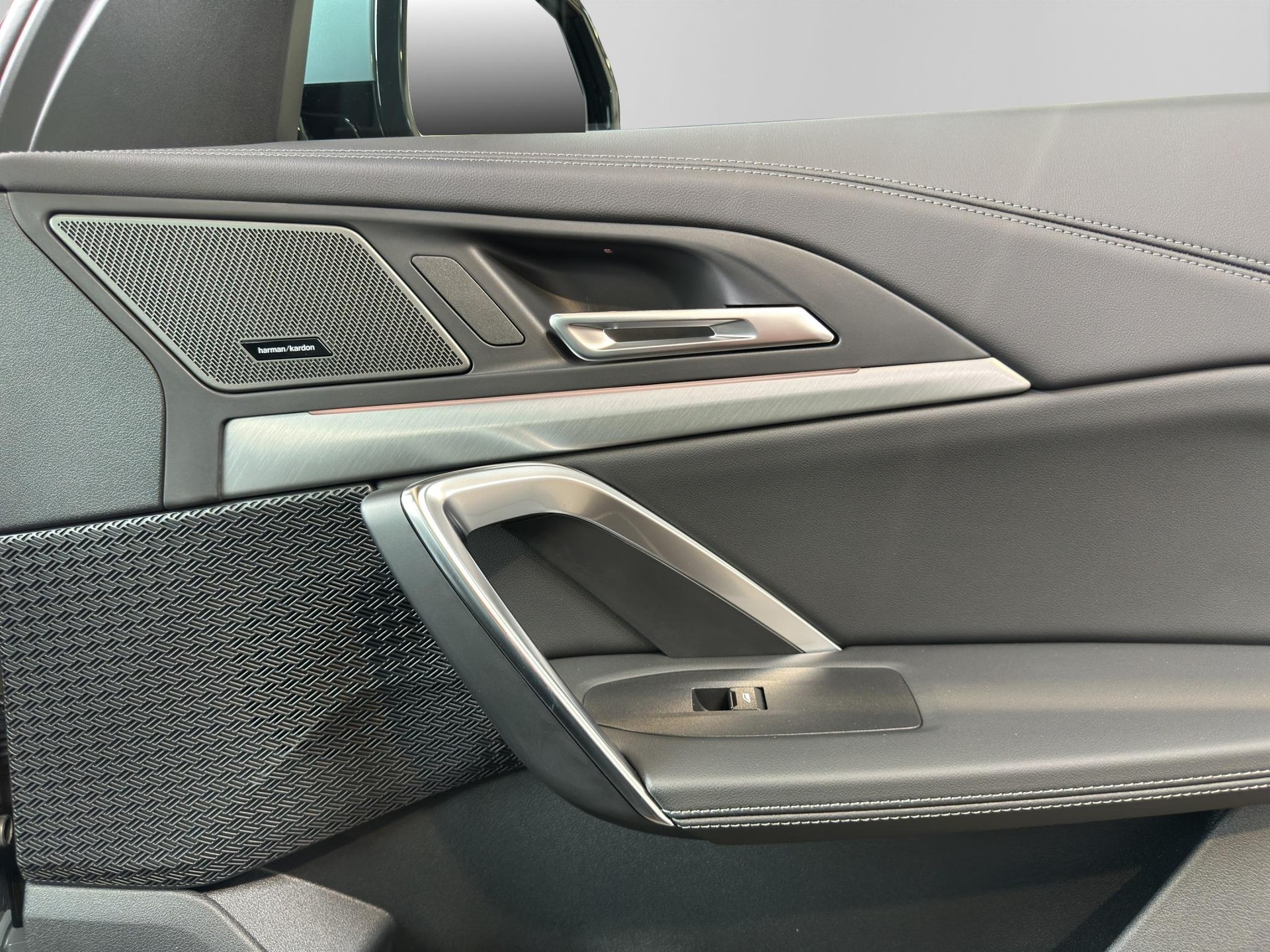 BMW iX1 30 xDrive M Sport Pro Edition-image-18