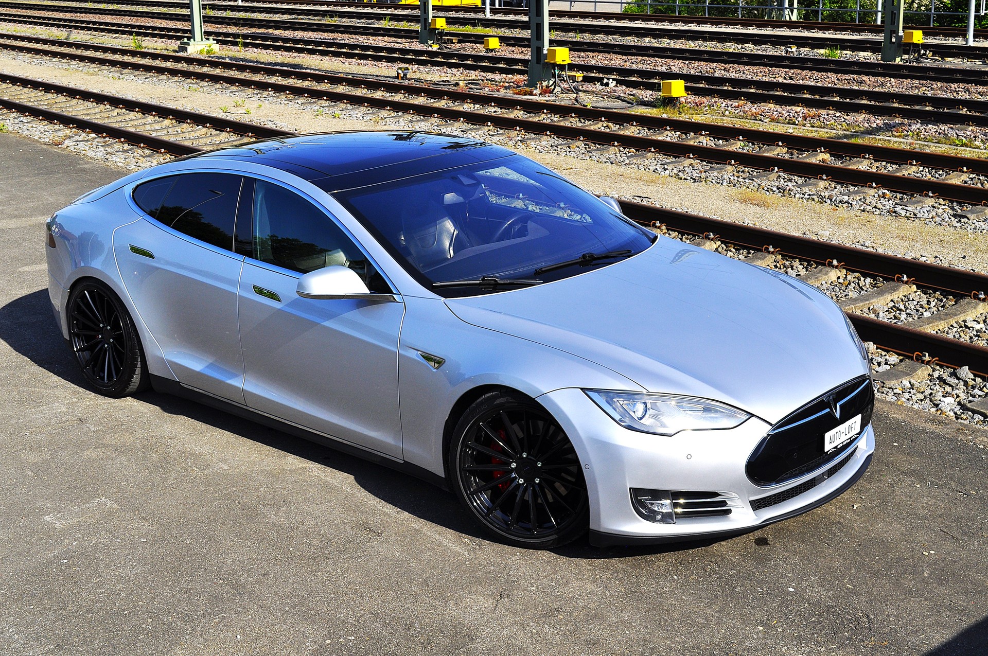 TESLA Model S 85 D Performance-image-14
