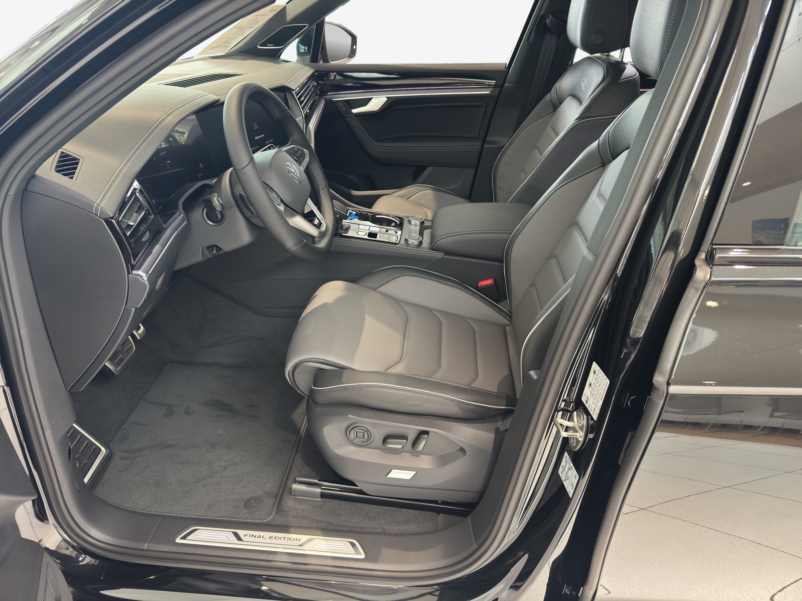 VW Touareg 3.0 TDI R-Line Final Edition Tiptronic-image-7