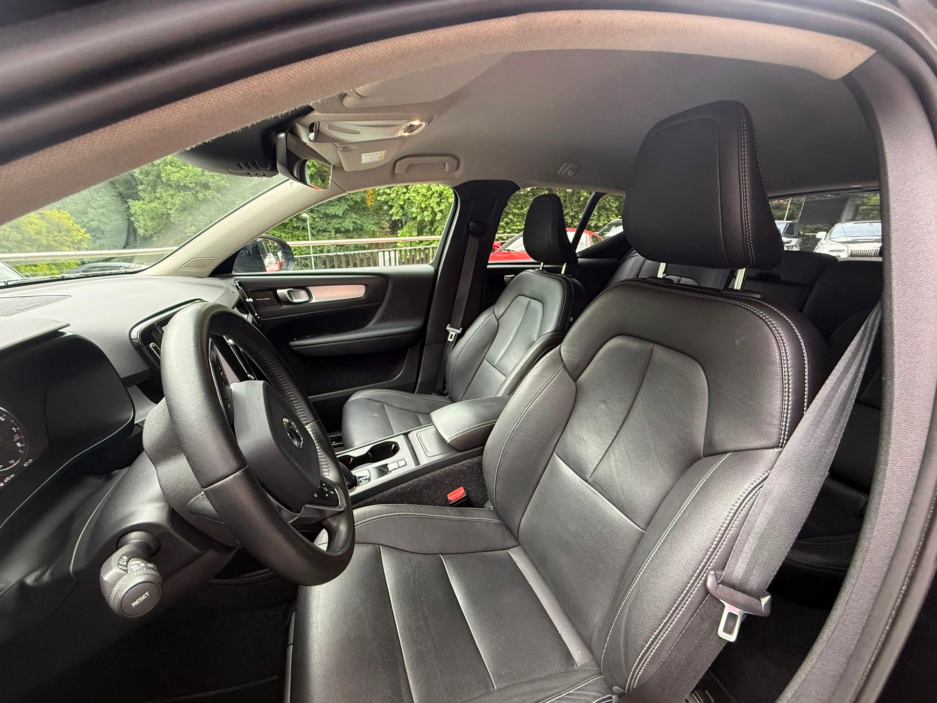 VOLVO XC40 T3 Momentum Light Geartronic-image-9