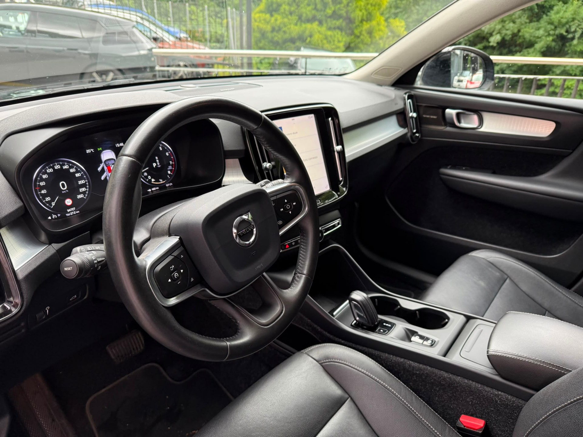 VOLVO XC40 T3 Momentum Light Geartronic-image-7