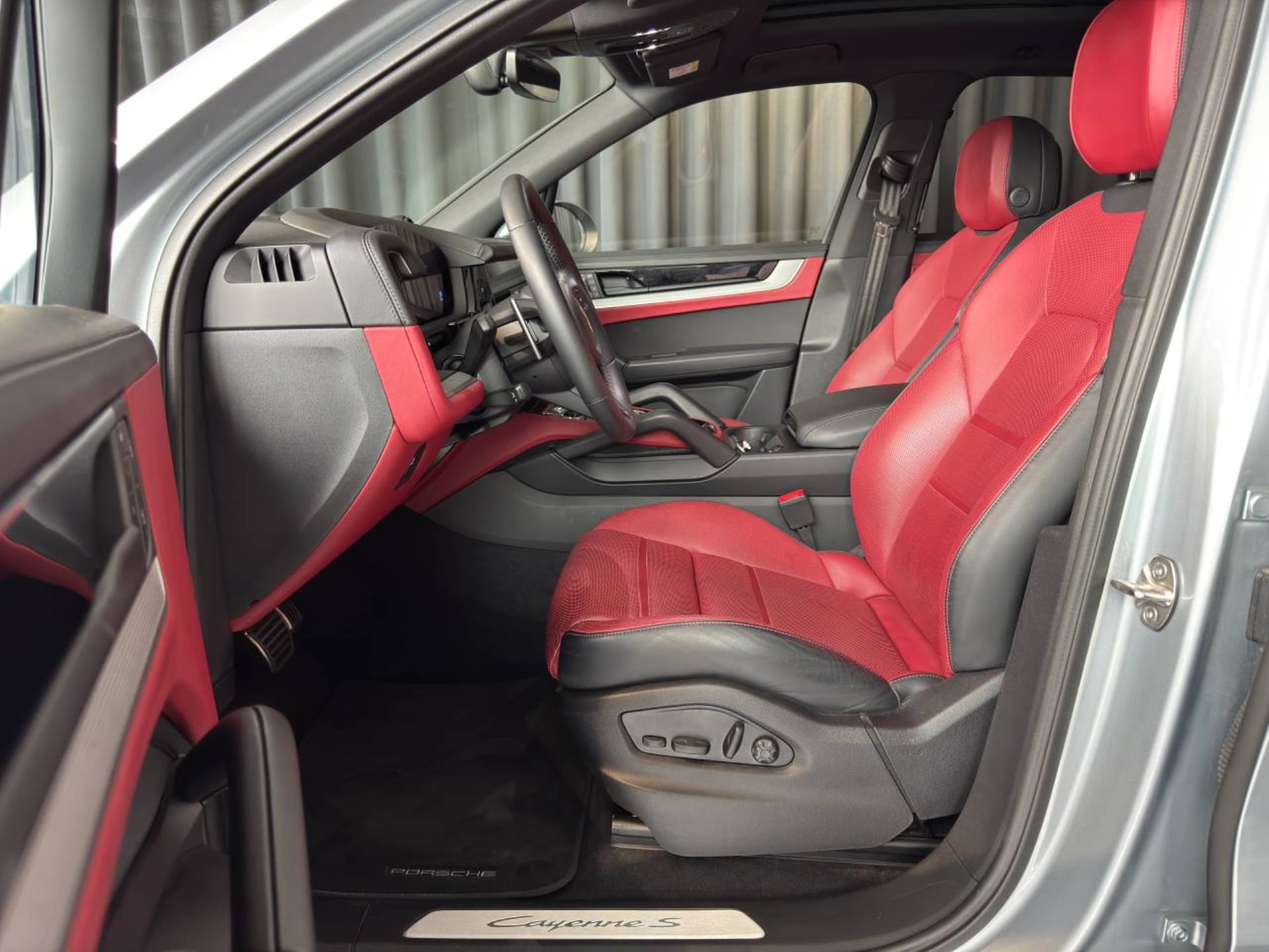 PORSCHE Cayenne S-showroom-element-3