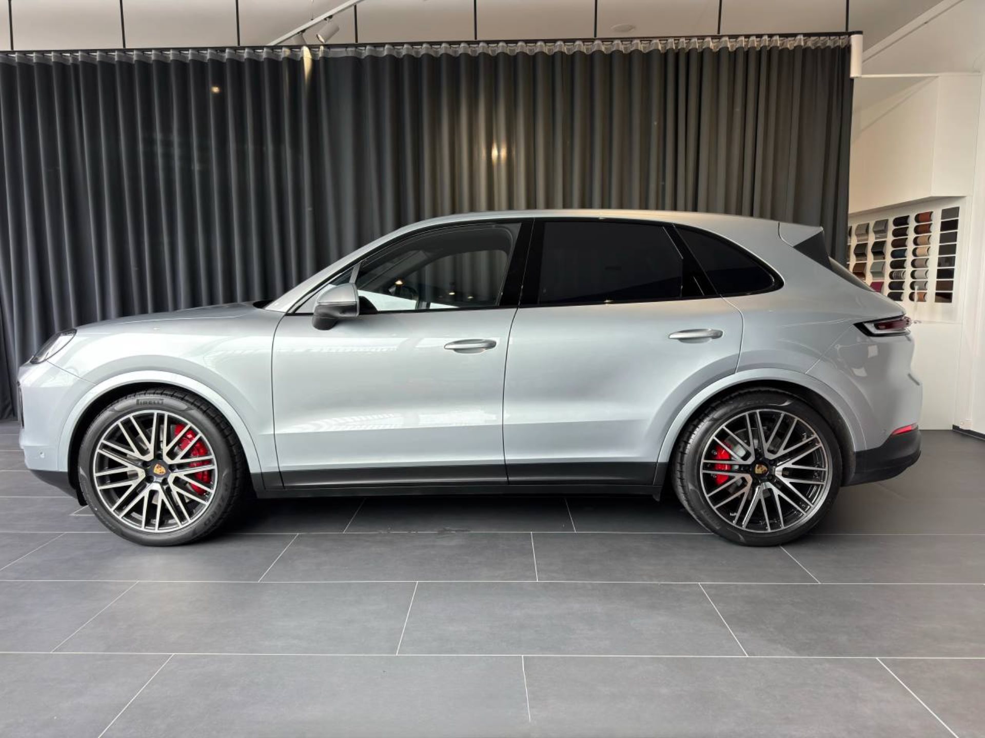 PORSCHE Cayenne S-showroom-element-1
