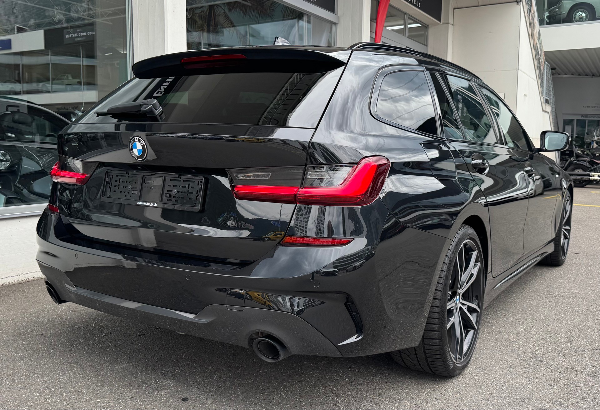 BMW 330d xDrive 48V Touring M Sport Steptronic-image-5