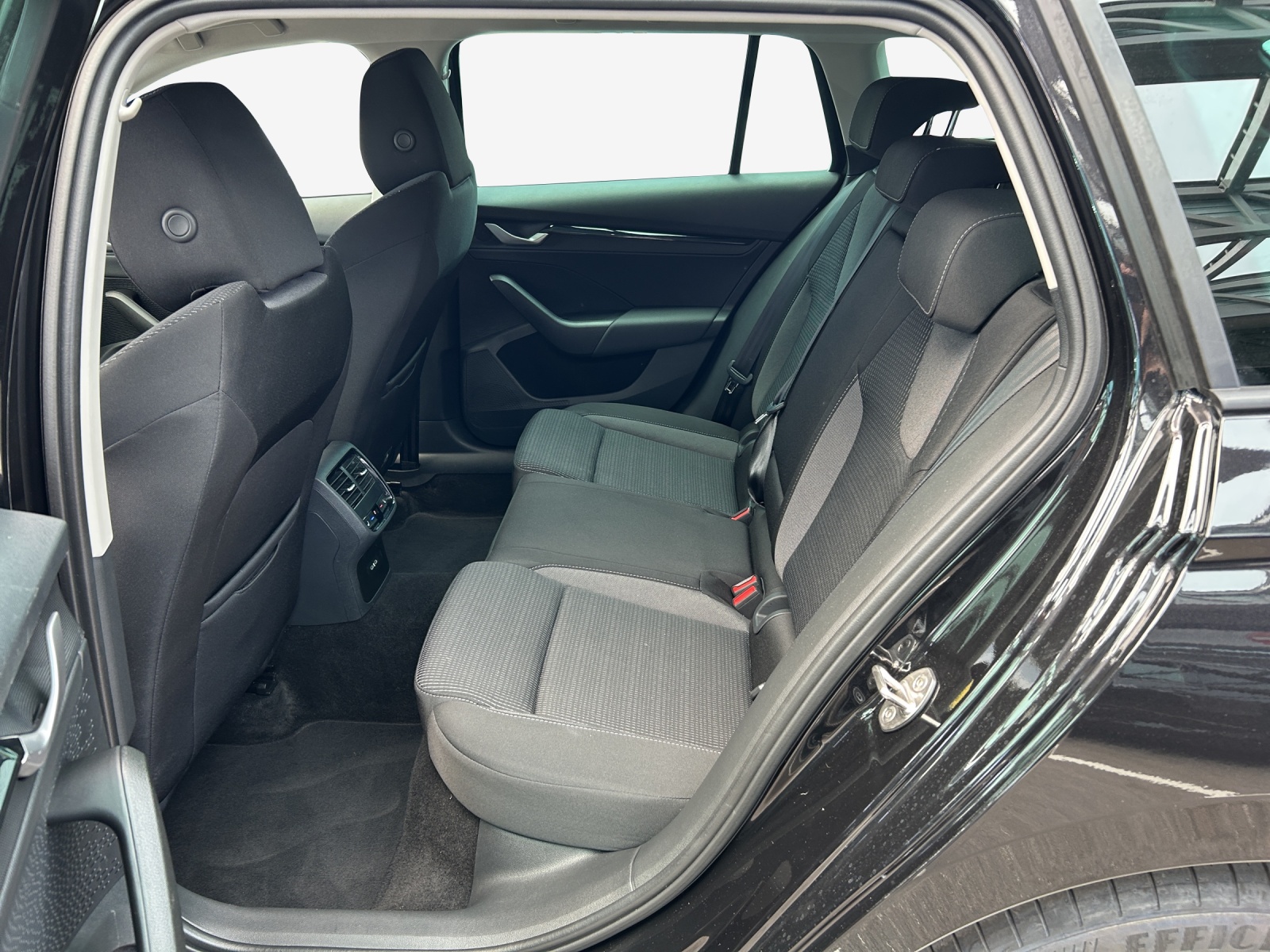 SKODA Octavia Combi 1.5 TSI mHEV DSG Dynamic-image-11