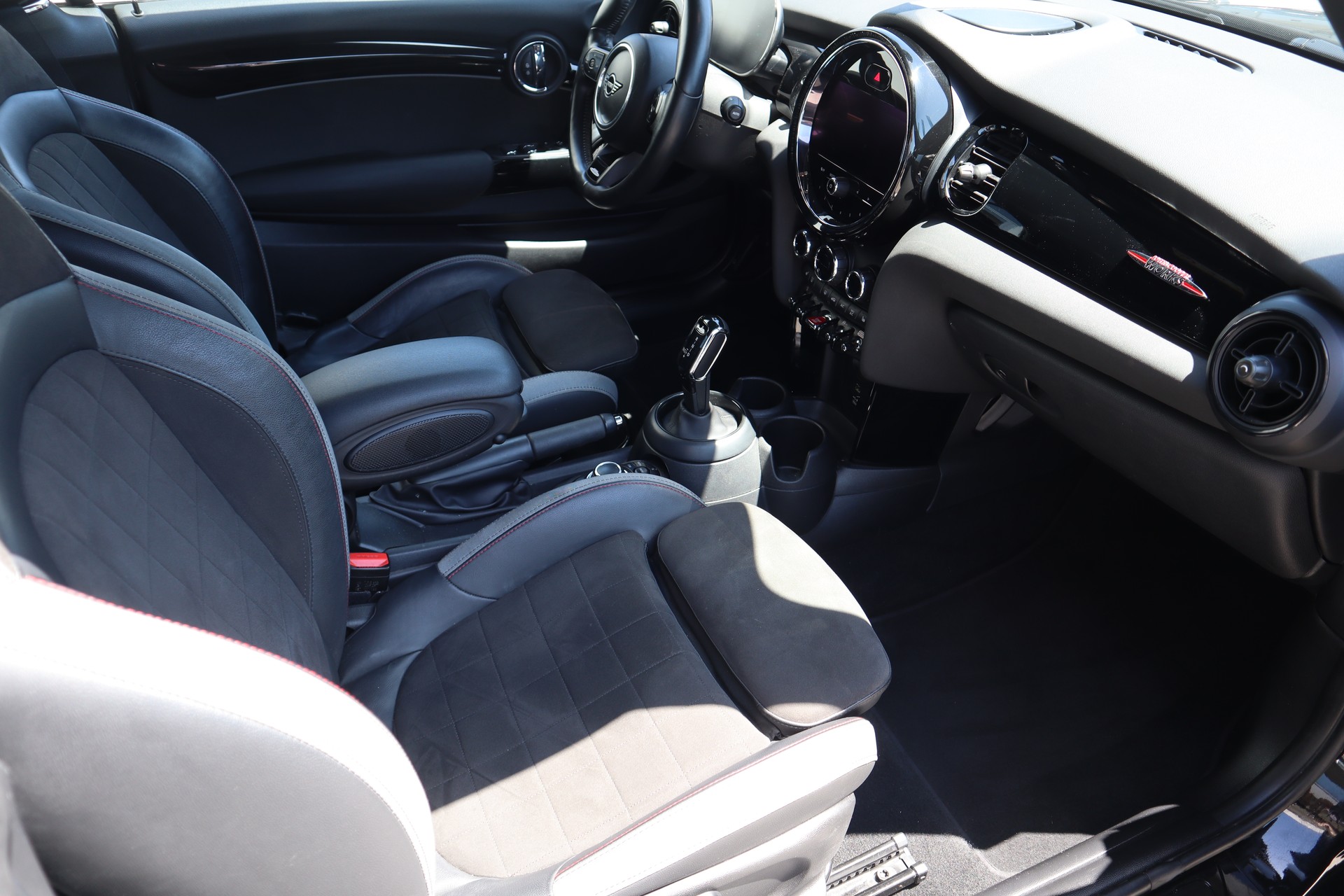 MINI Cooper JCW Cabrio Steptronic Euro6-image-4