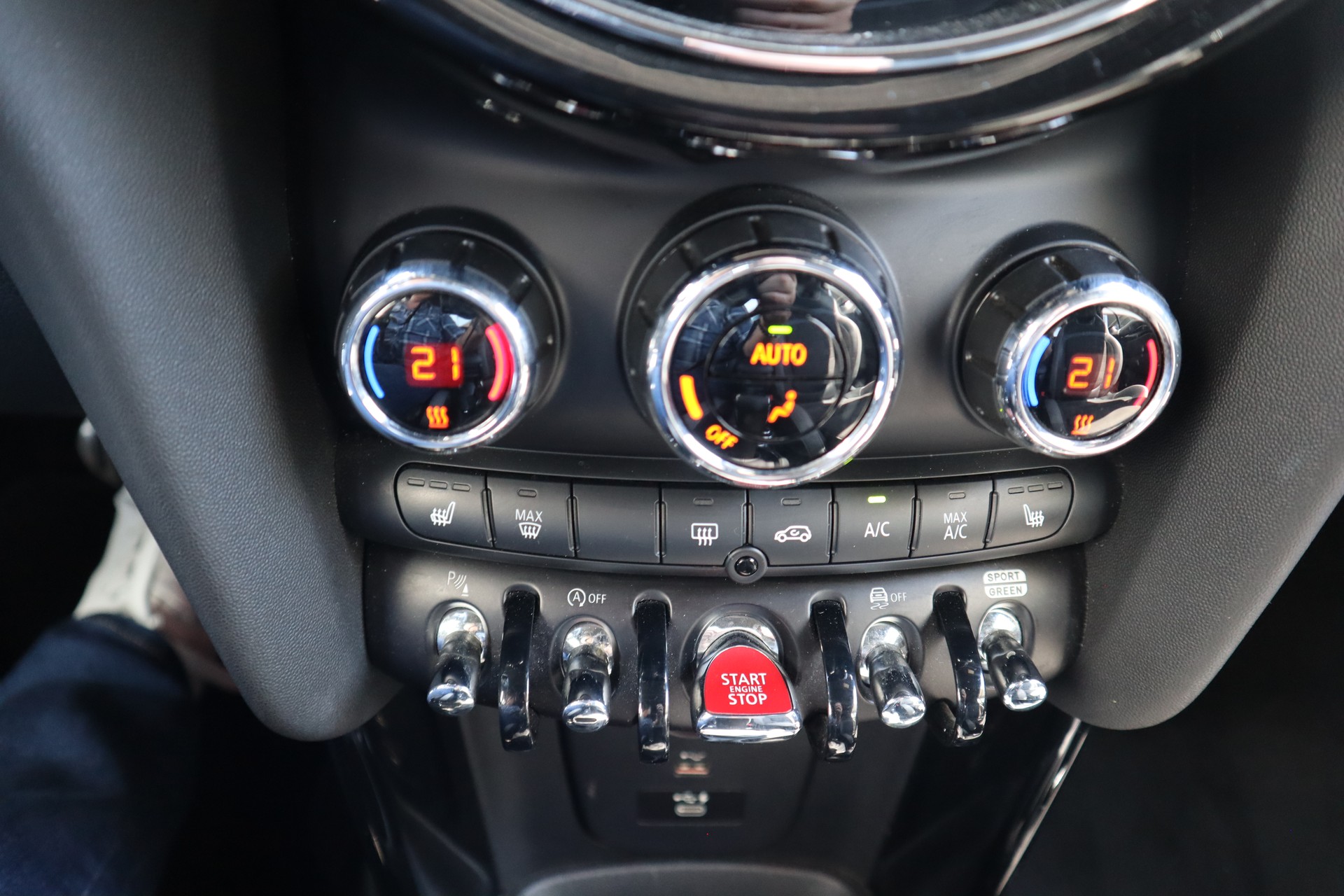 MINI Cooper JCW Cabrio Steptronic Euro6-image-9
