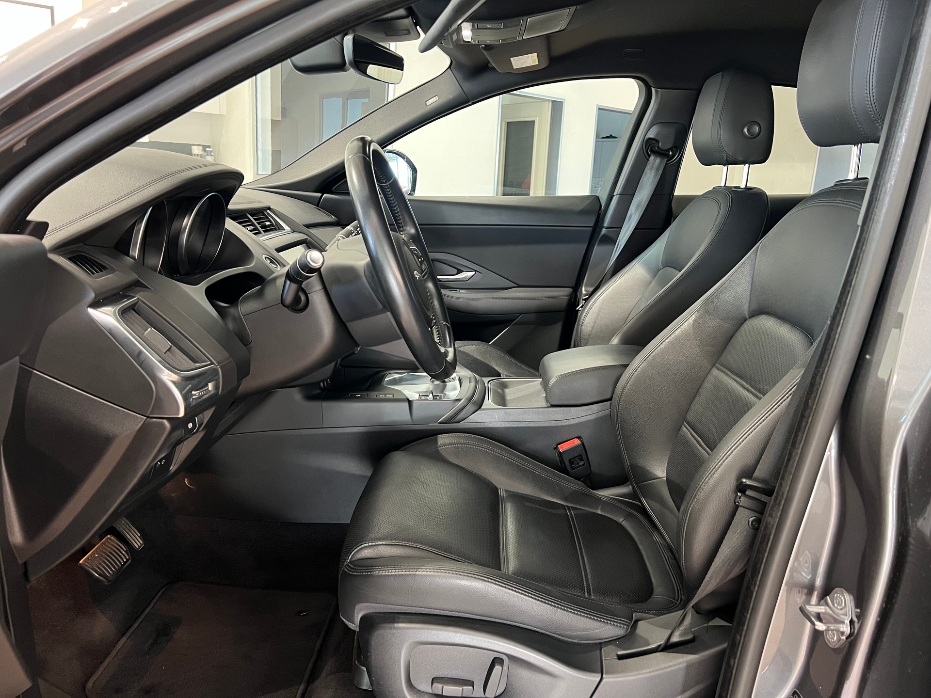 JAGUAR E-Pace 2.0d D150 S AWD Automatik *Schweizer Fahrzeug*-image-3