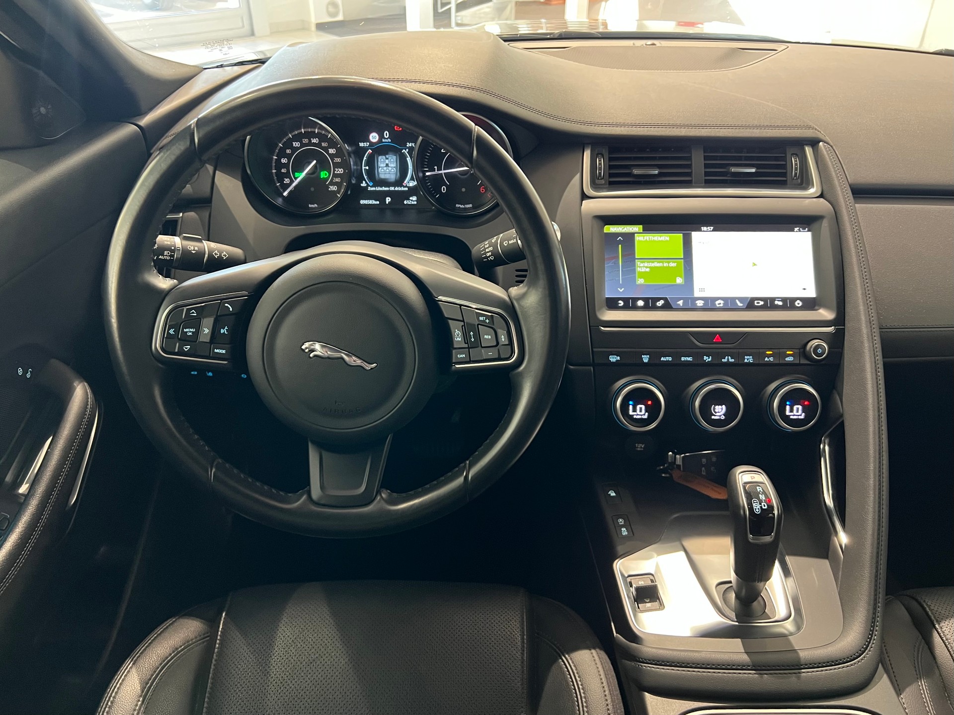 JAGUAR E-Pace 2.0d D150 S AWD Automatik *Schweizer Fahrzeug*-image-4