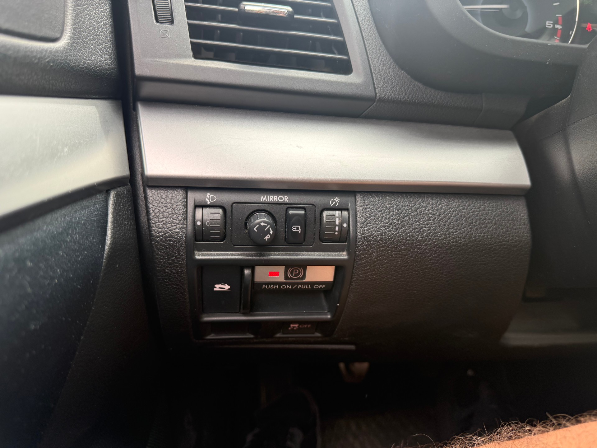 SUBARU Legacy 2.0D Swiss Special AWD-image-10