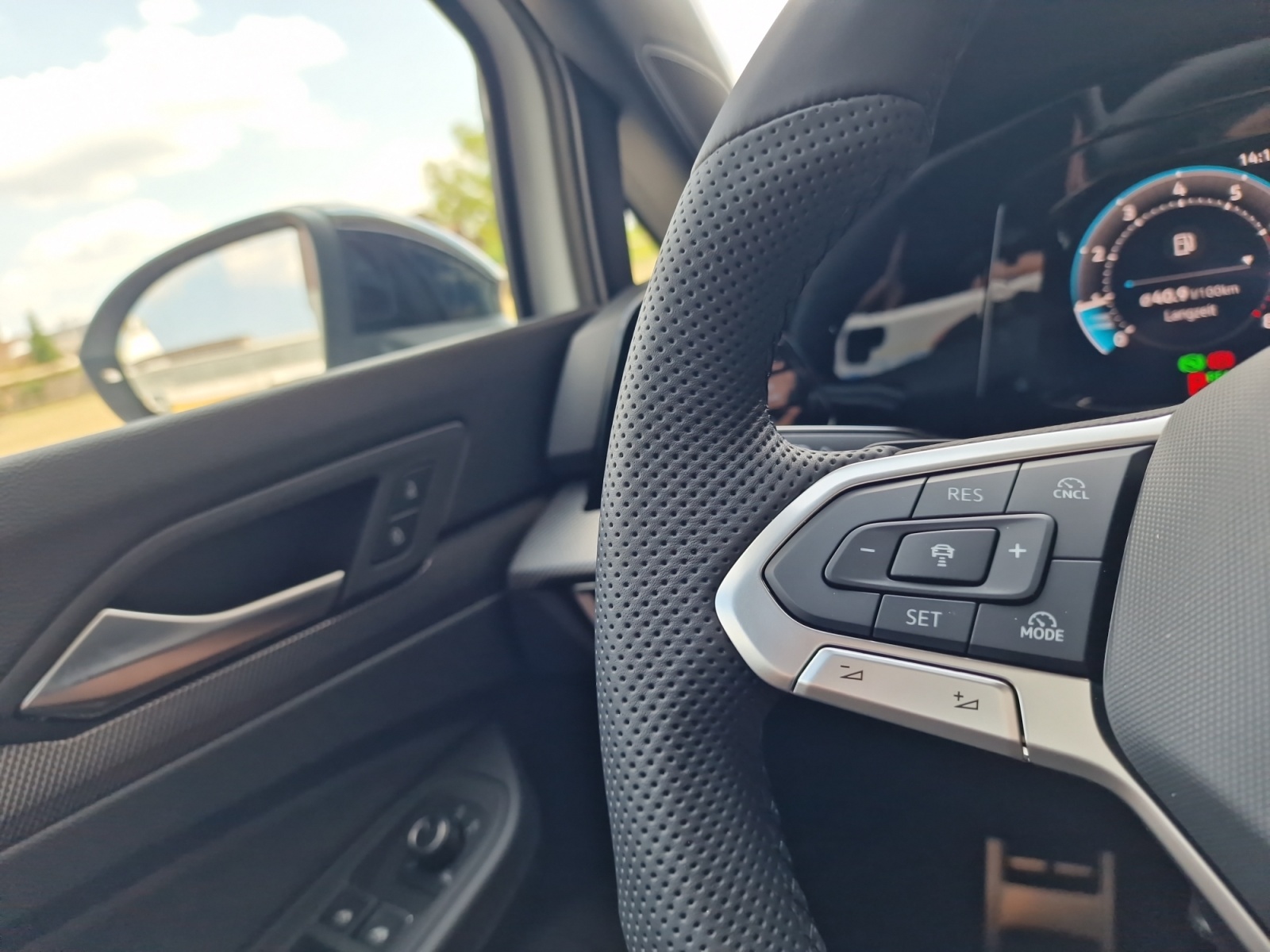 VW Golf Variant 1.5 eTSI R-Line DSG Panorama AHK-image-15