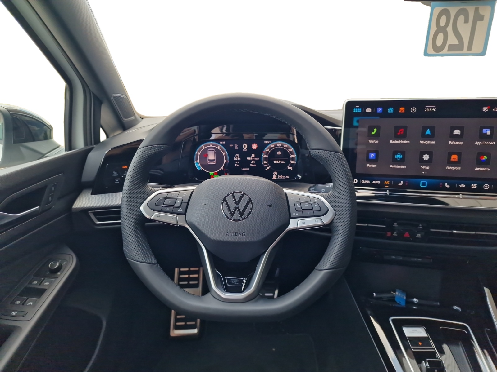 VW Golf Variant 1.5 eTSI R-Line DSG Panorama AHK-image-11