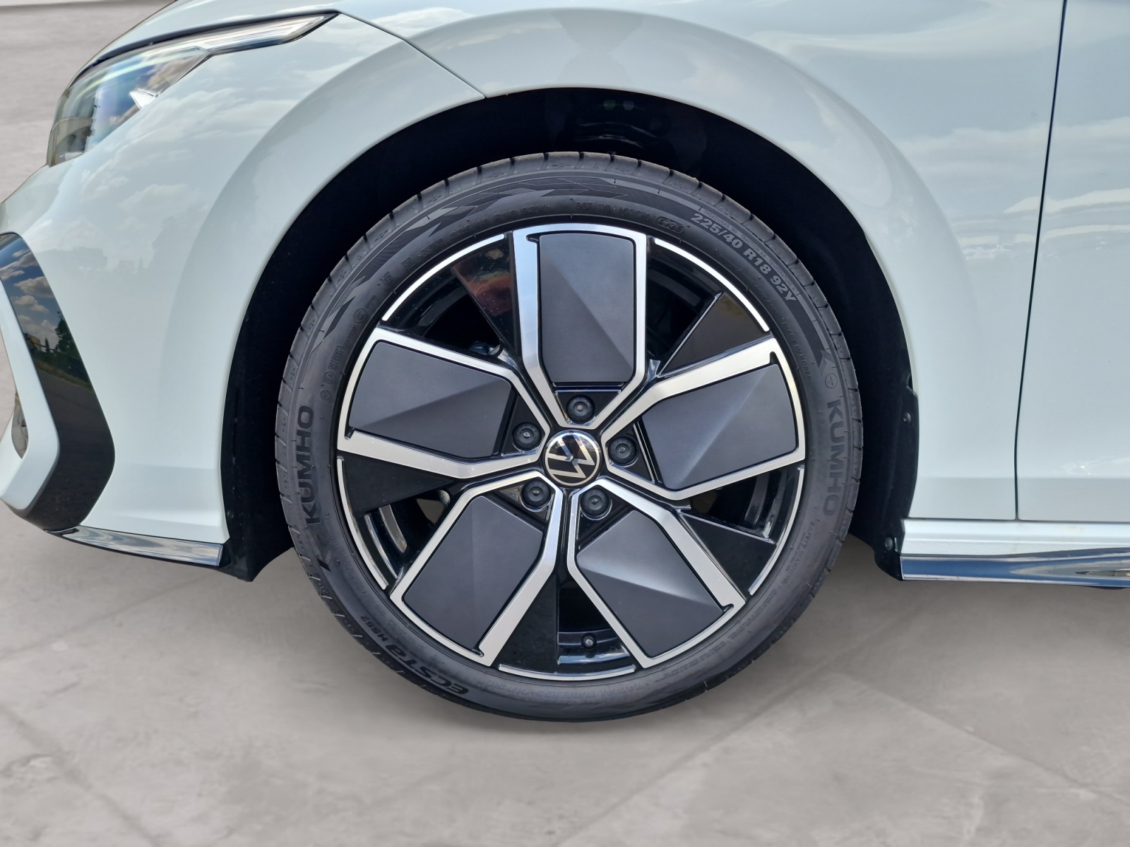 VW Golf Variant 1.5 eTSI R-Line DSG Panorama AHK-image-9