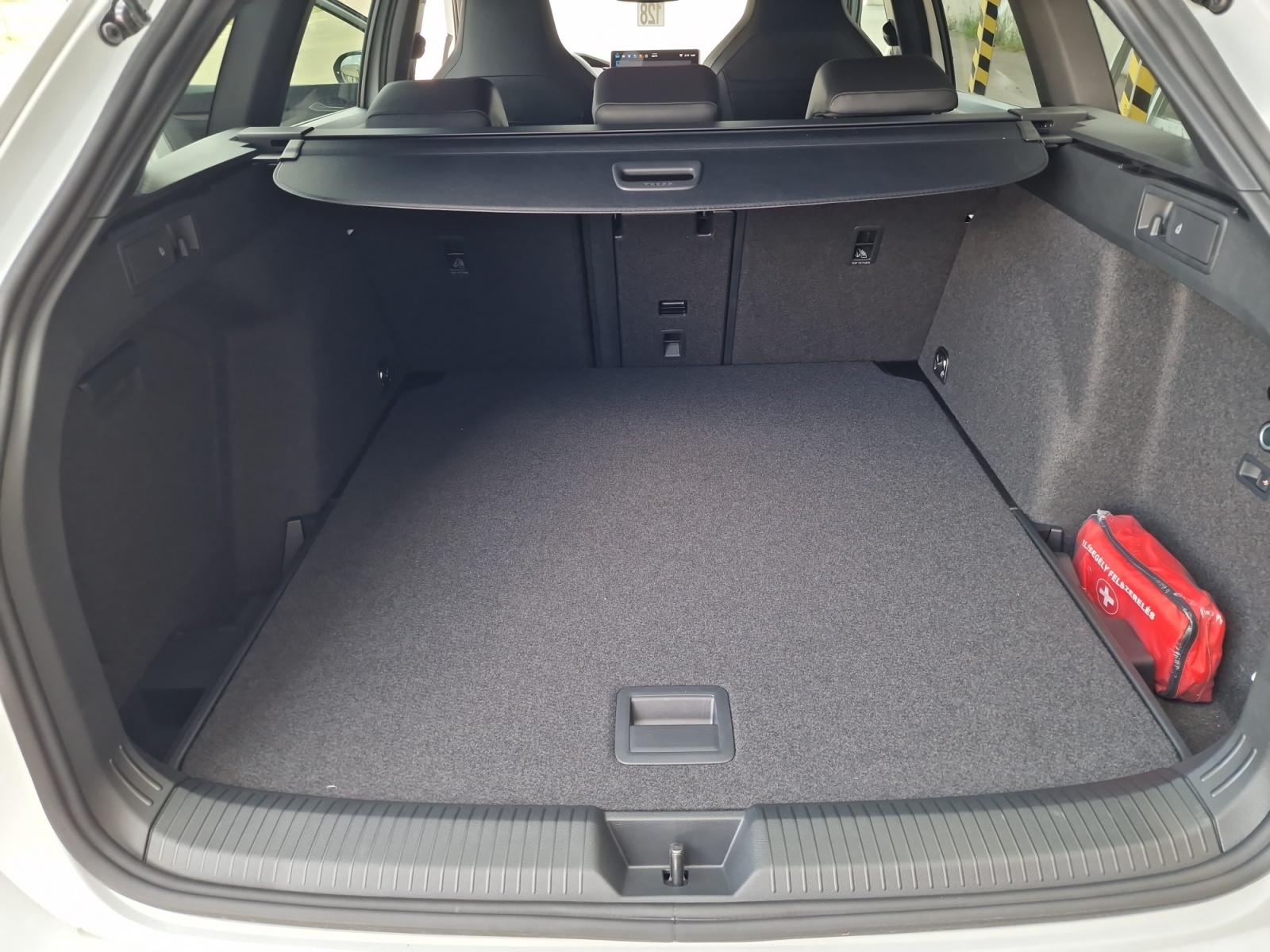 VW Golf Variant 1.5 eTSI R-Line DSG Panorama AHK-image-21