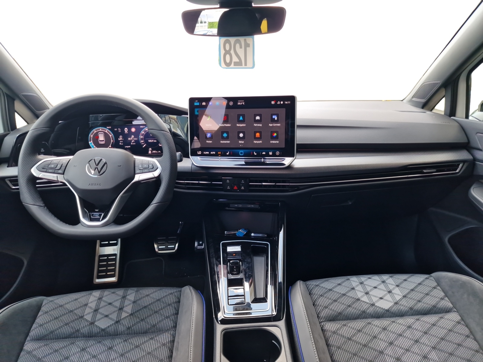 VW Golf Variant 1.5 eTSI R-Line DSG Panorama AHK-image-10