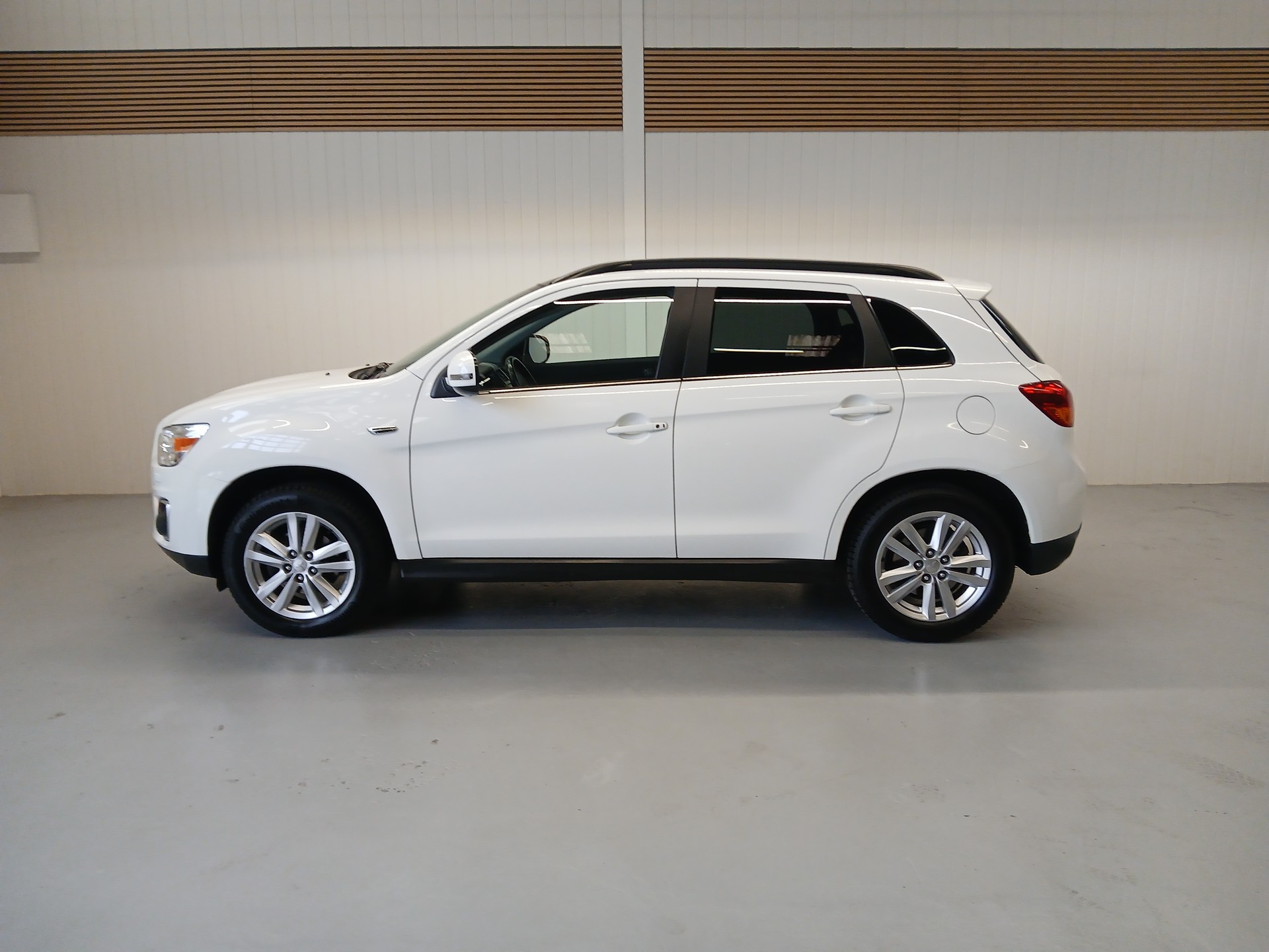 MITSUBISHI ASX 2.2 DID Navigator 4WD Automatic-image-1