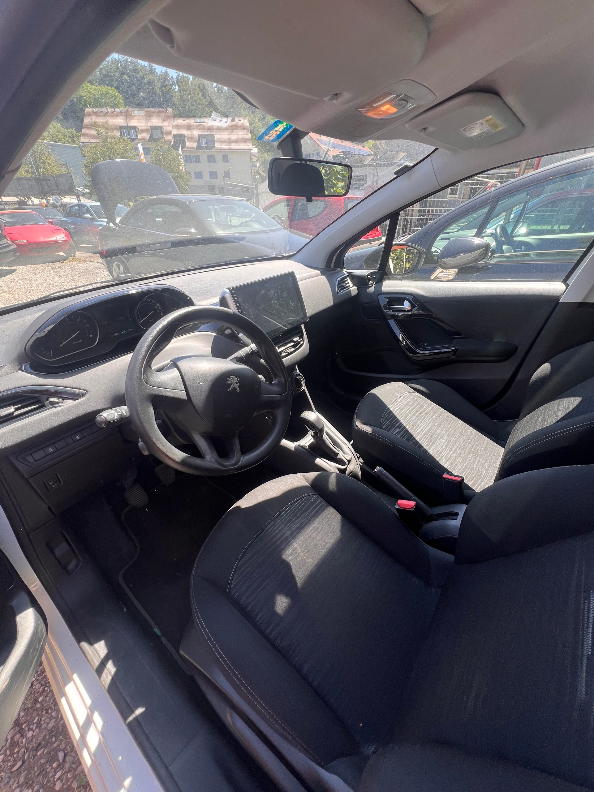 PEUGEOT 208 1.6 BlueHDi Allure-image-6