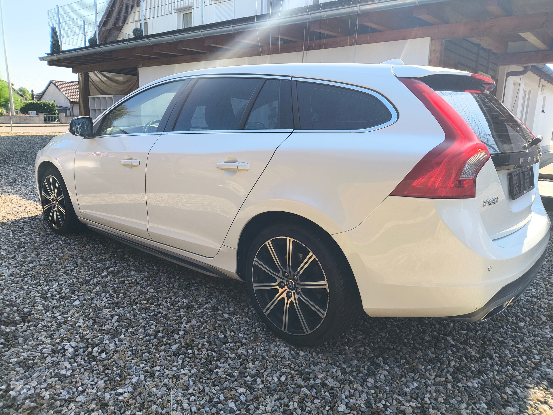 VOLVO V60 D4 AWD Kinetic Geartronic-image-4