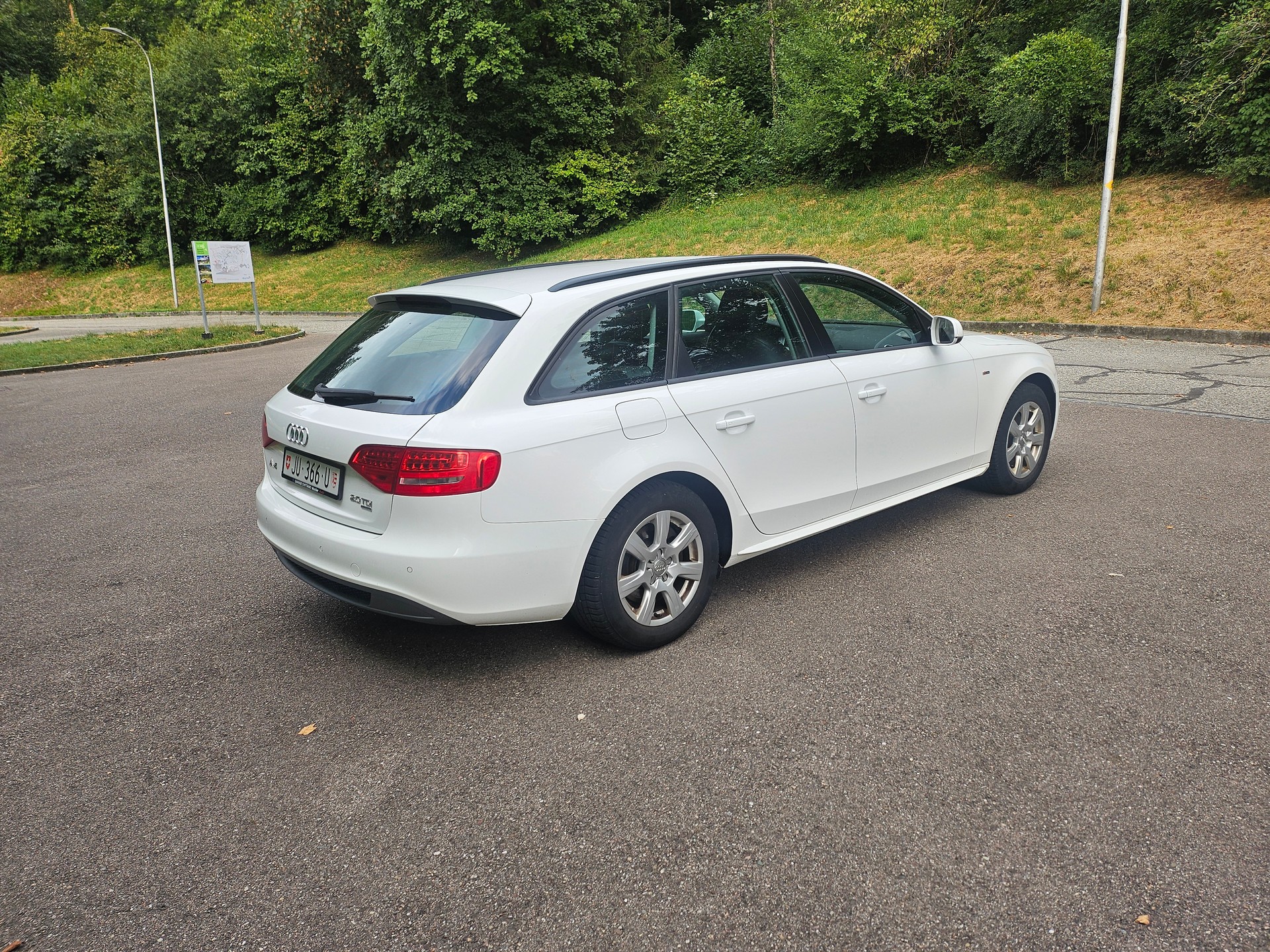 AUDI A4 Avant 2.0 TDI quattro-image-2
