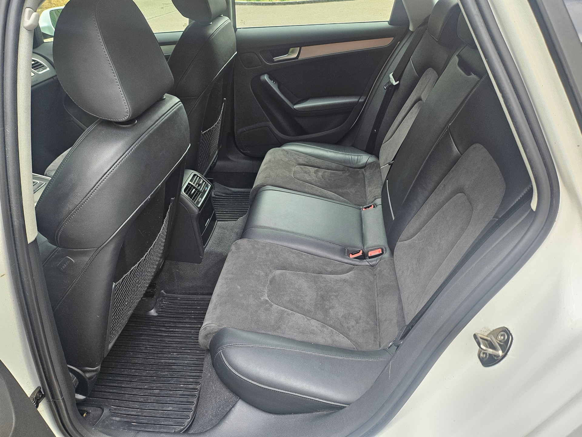 AUDI A4 Avant 2.0 TDI quattro-image-5
