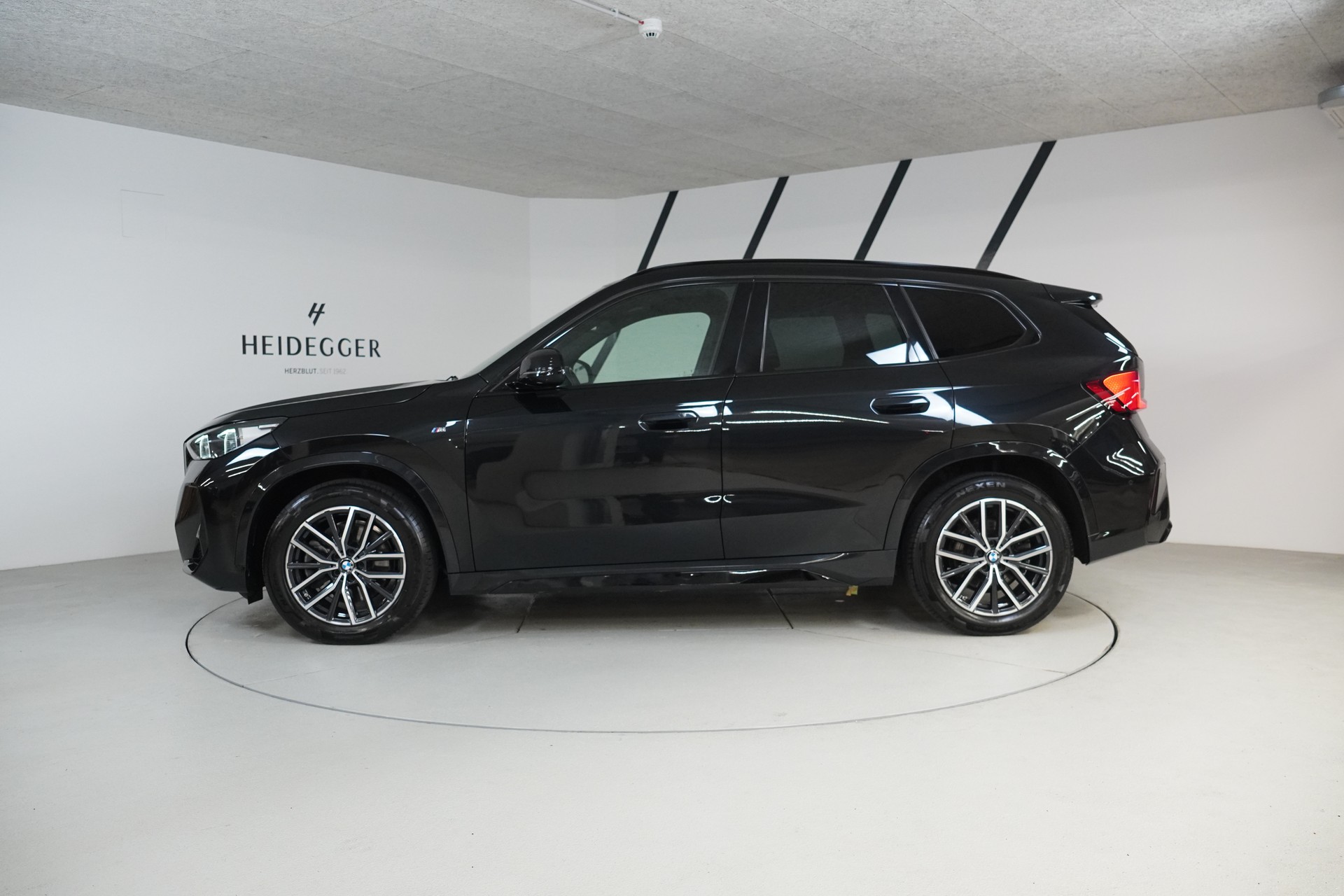 BMW X1 xDrive 23d 48V M Sport-showroom-element-3
