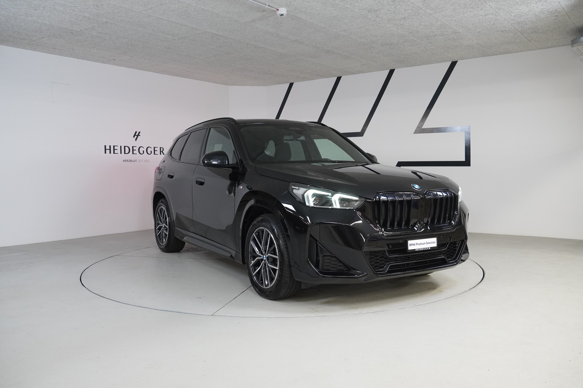BMW X1 xDrive 23d 48V M Sport-showroom-element-2