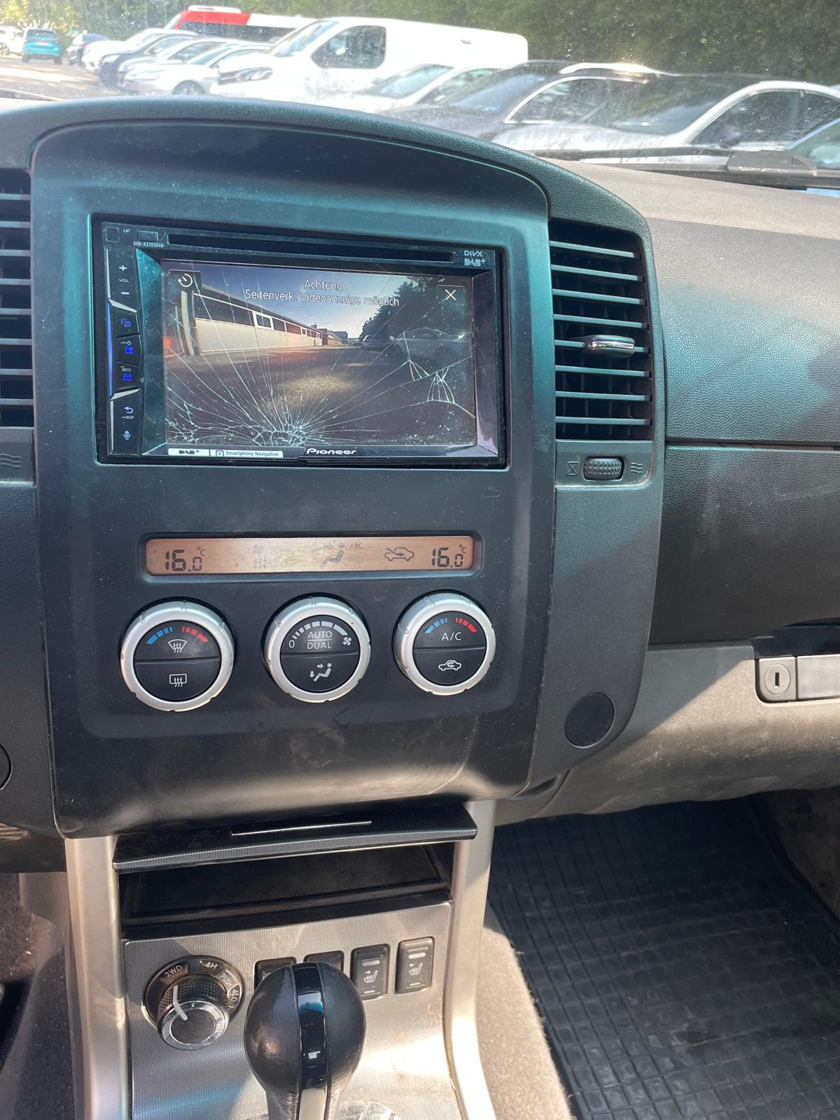 NISSAN Navara Double Cab Platinum 2.5 dCi 4WD Automat-image-8