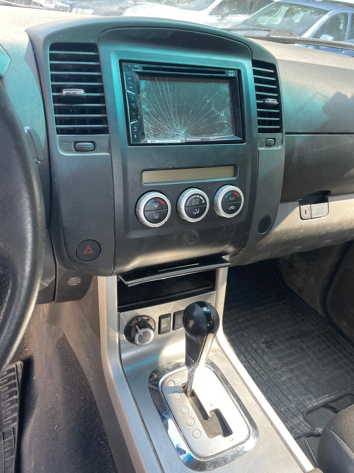 NISSAN Navara Double Cab Platinum 2.5 dCi 4WD Automat-image-10