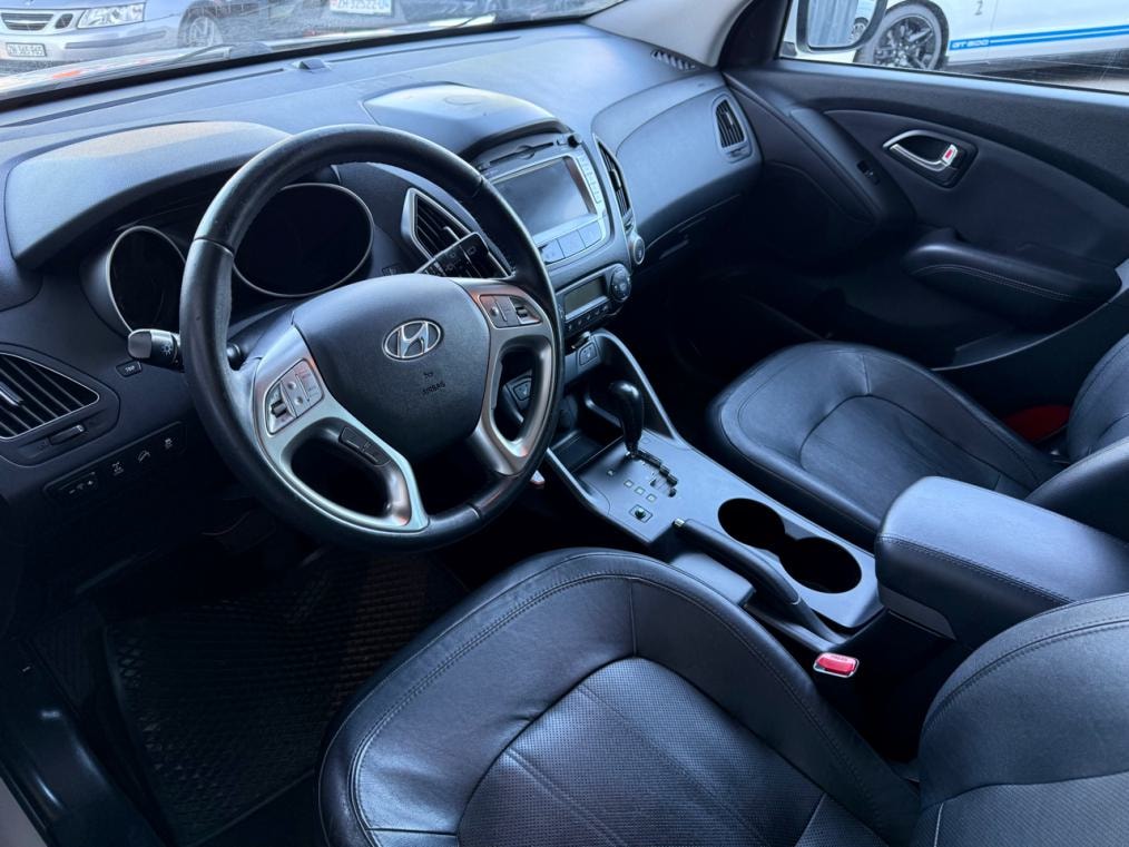 HYUNDAI iX 35 2.0 Premium 4WD Automatic-image-3