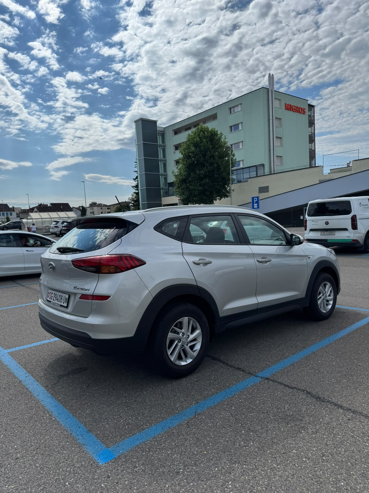HYUNDAI Tucson 1.6 CRDI Amplia 2WD-image-2