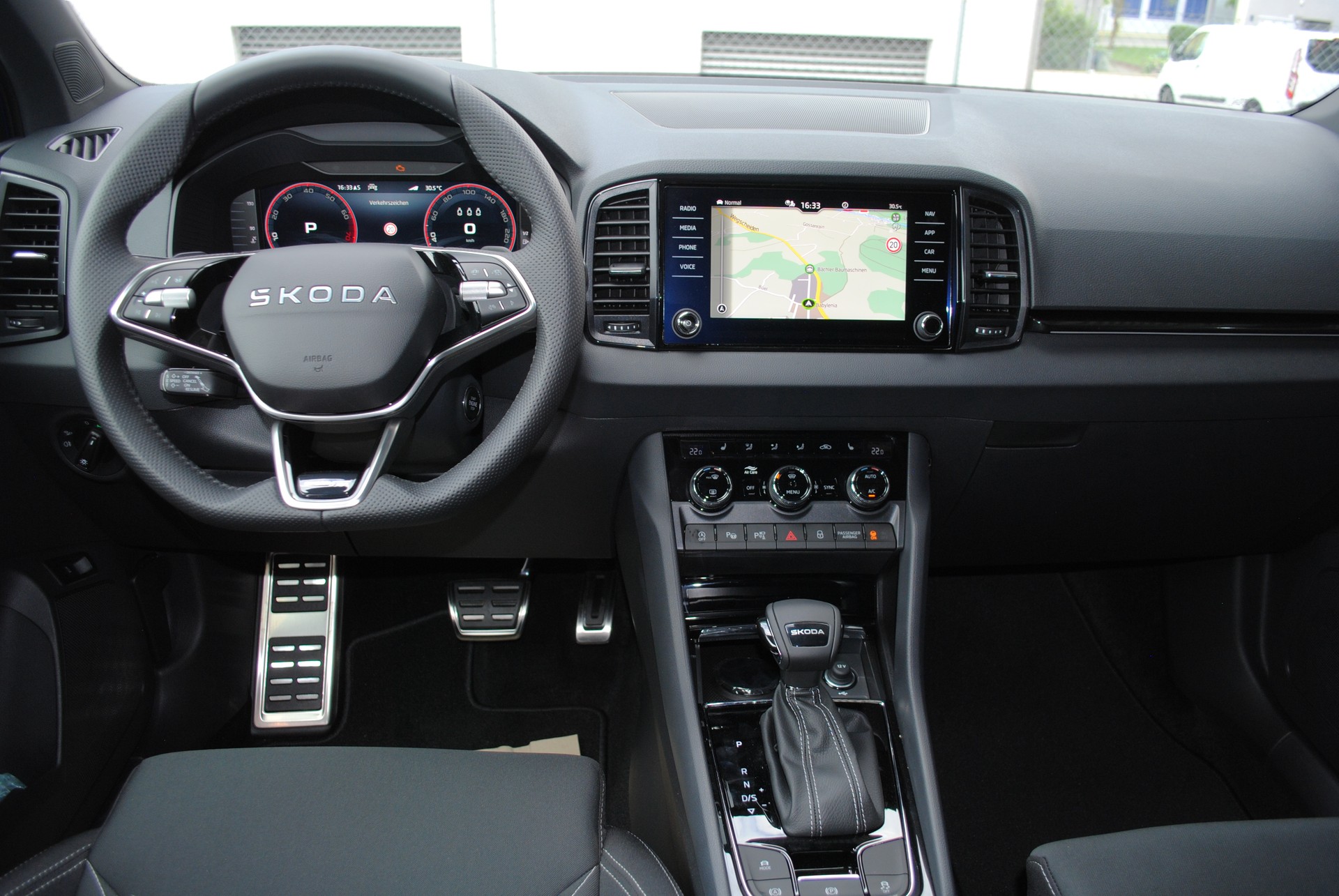 SKODA Karoq 1.5 TSI SportLine DSG-image-11