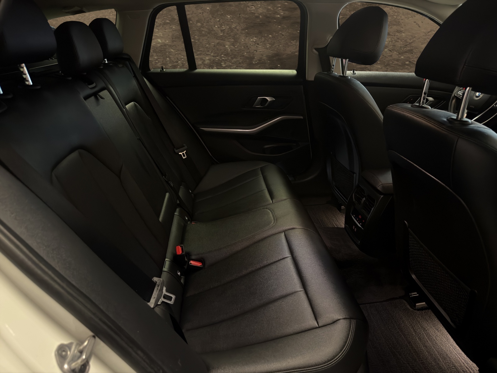 BMW 320d xDrive 48V Touring Steptronic-image-14