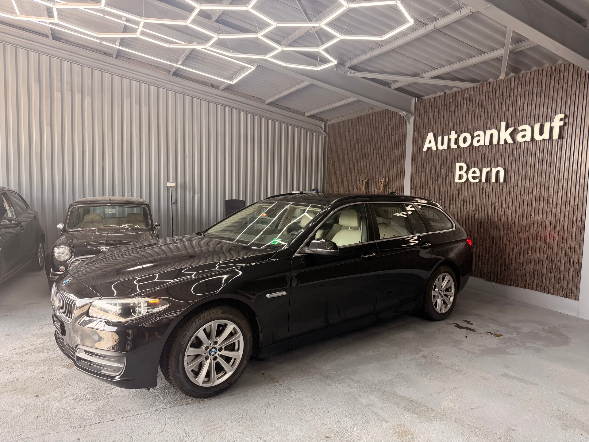 BMW 528i Touring xDrive Luxury Line Steptronic-image-1