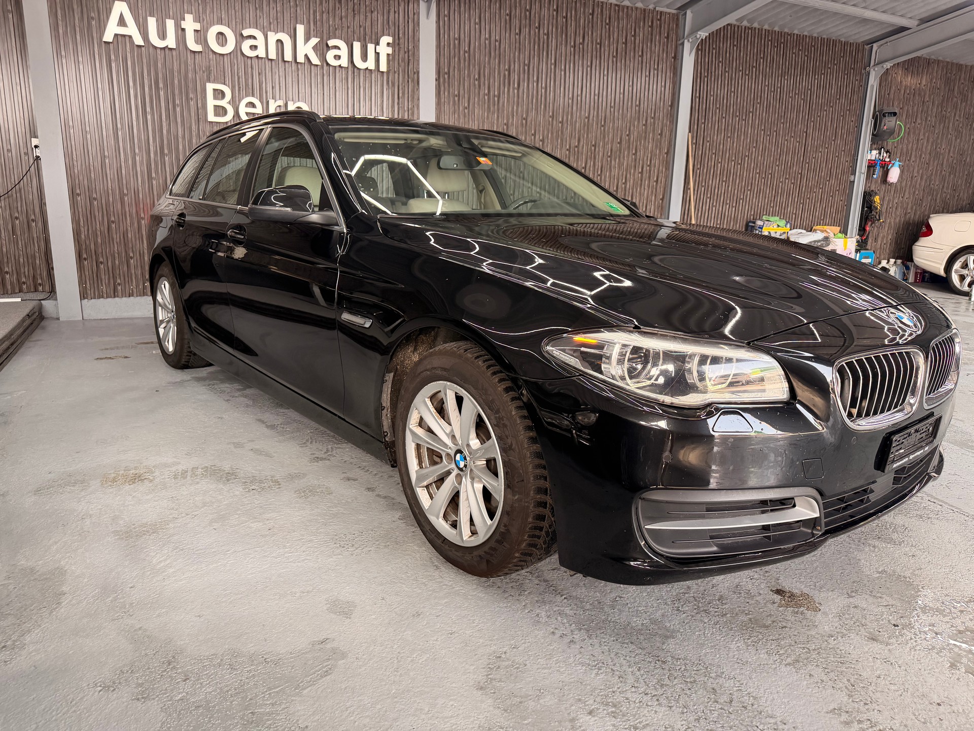 BMW 528i Touring xDrive Luxury Line Steptronic-image-5