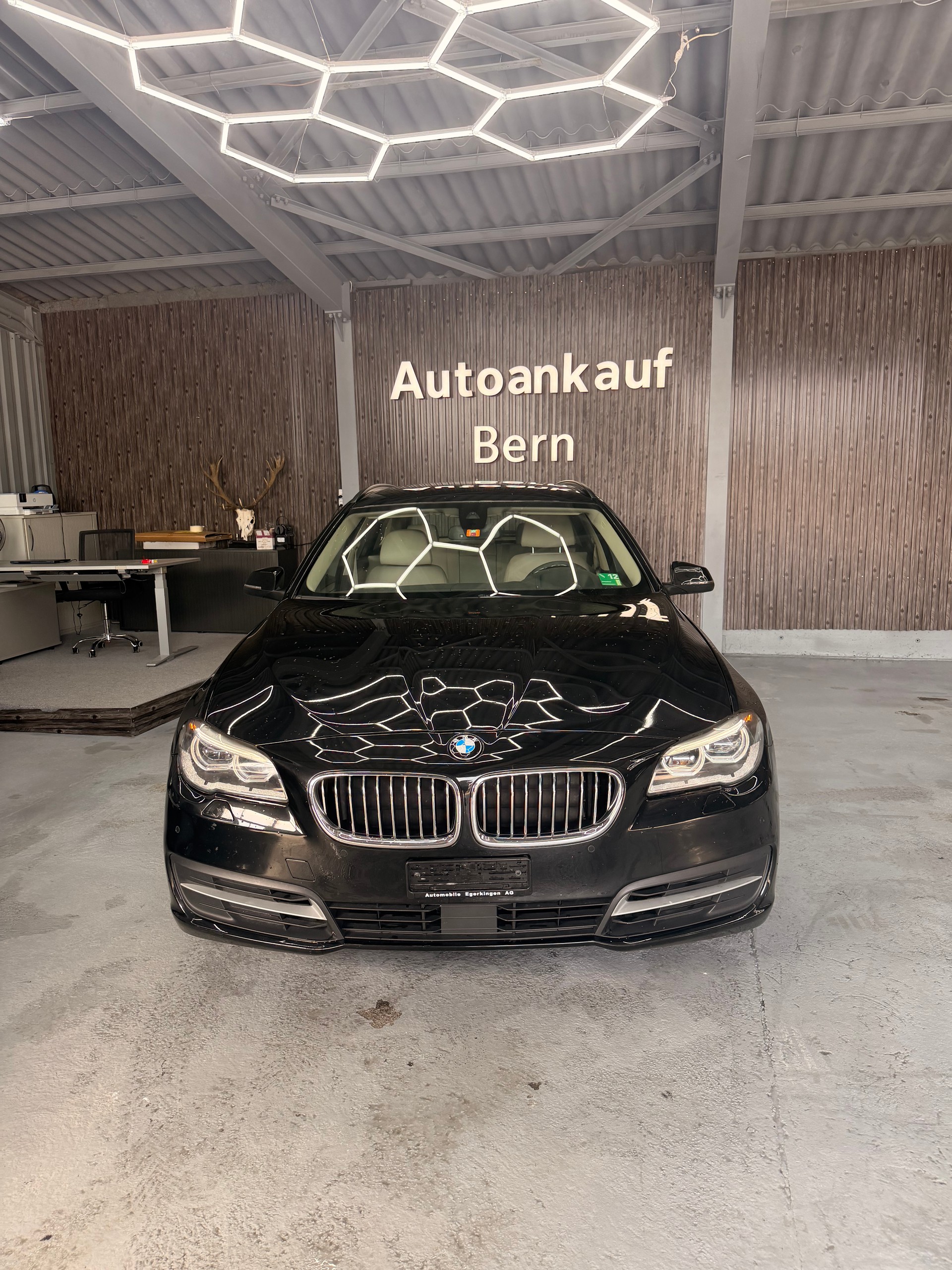 BMW 528i Touring xDrive Luxury Line Steptronic-image-2