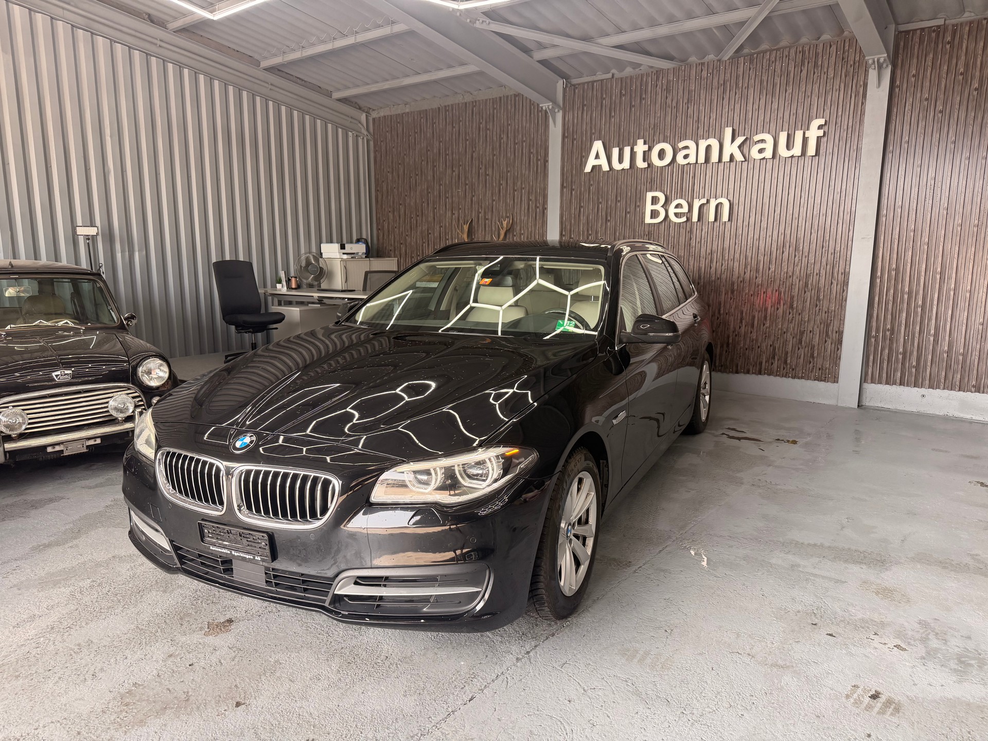 BMW 528i Touring xDrive Luxury Line Steptronic-image-0