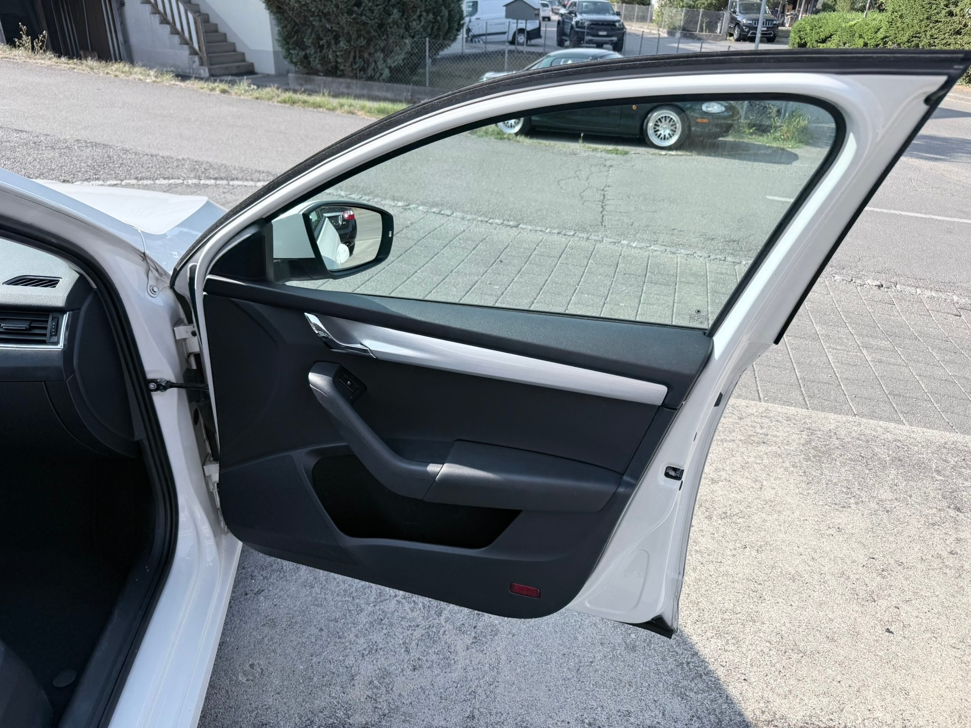 SKODA Octavia Combi 2.0 TDI Ambition DSG-image-14