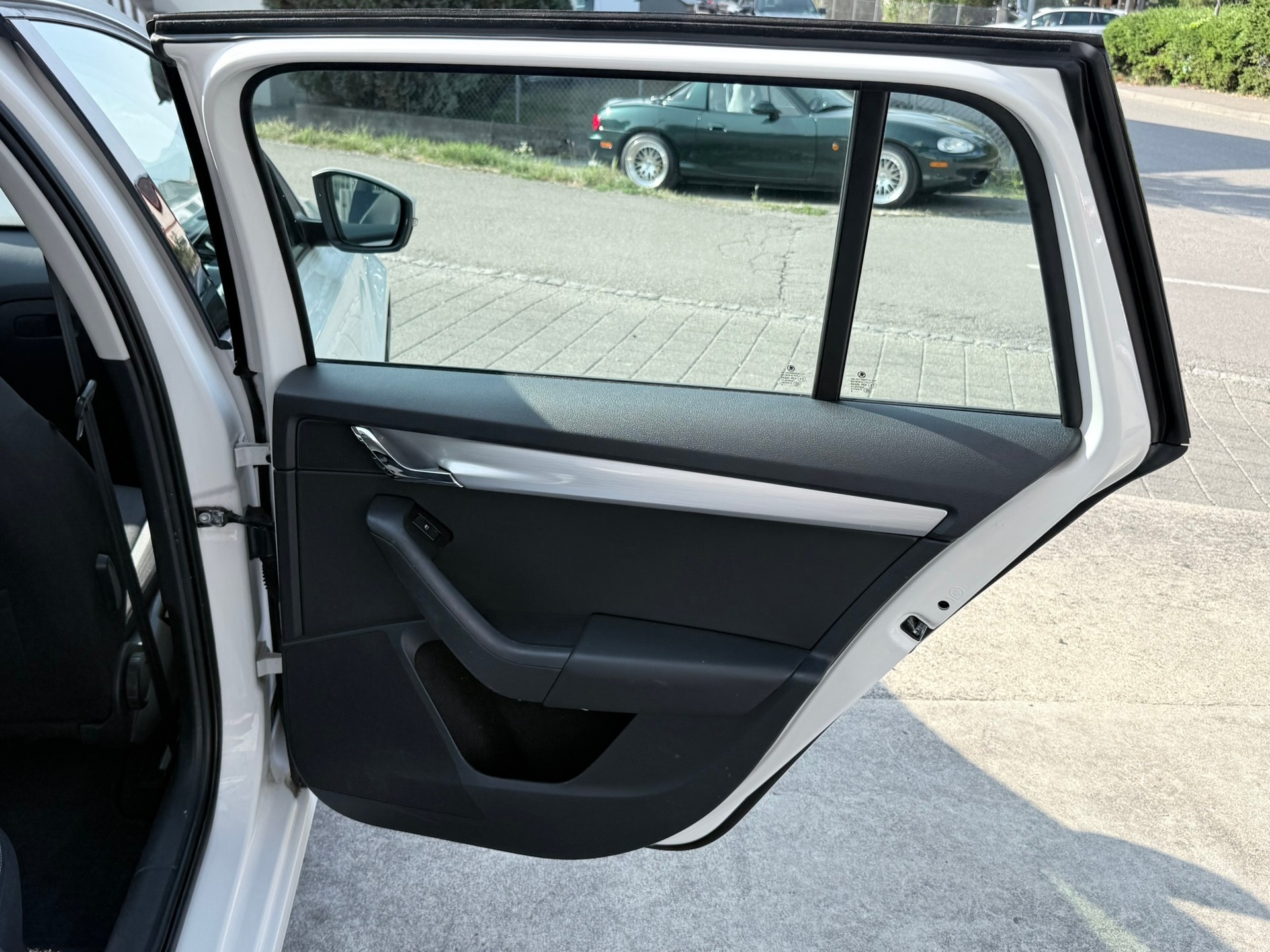 SKODA Octavia Combi 2.0 TDI Ambition DSG-image-13