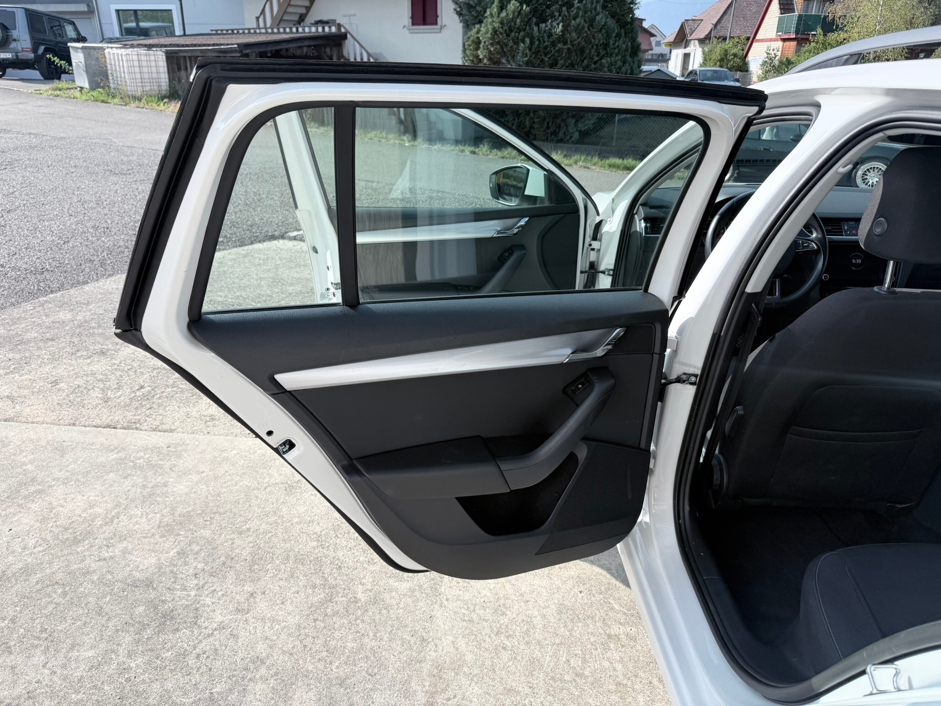 SKODA Octavia Combi 2.0 TDI Ambition DSG-image-11