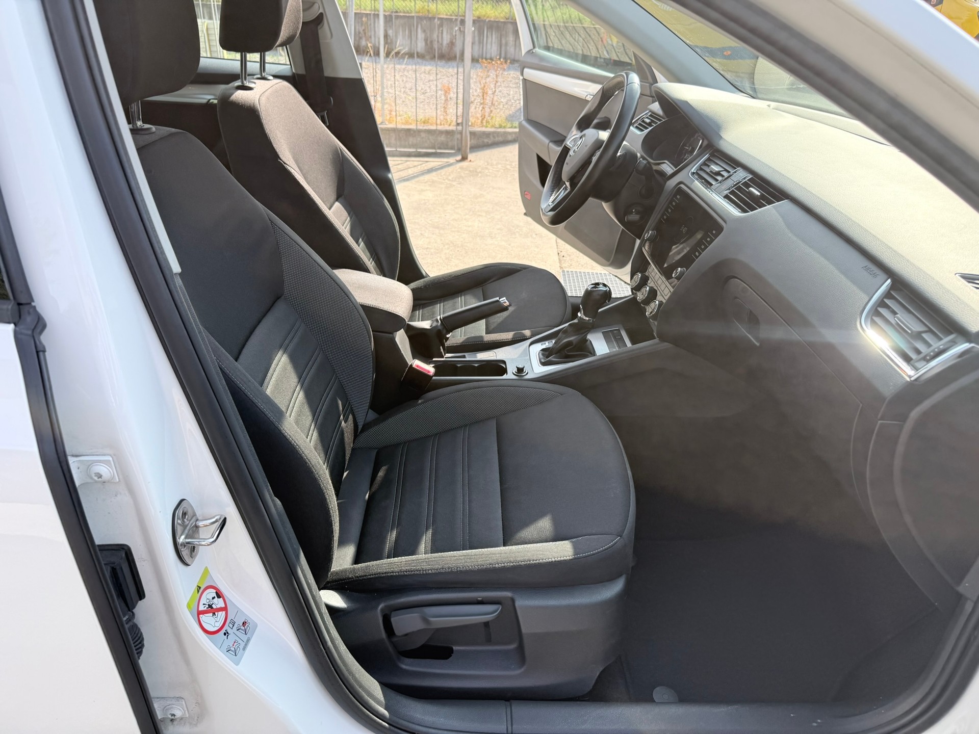 SKODA Octavia Combi 2.0 TDI Ambition DSG-image-15