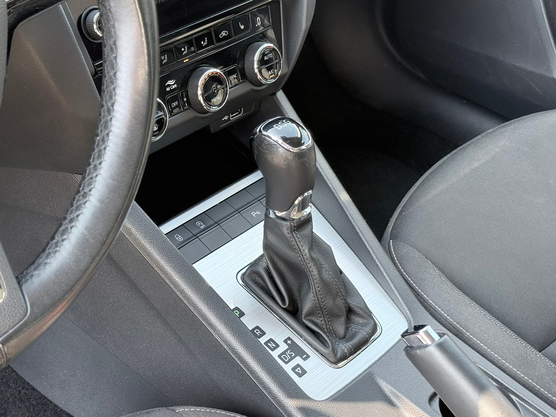 SKODA Octavia Combi 2.0 TDI Ambition DSG-image-19