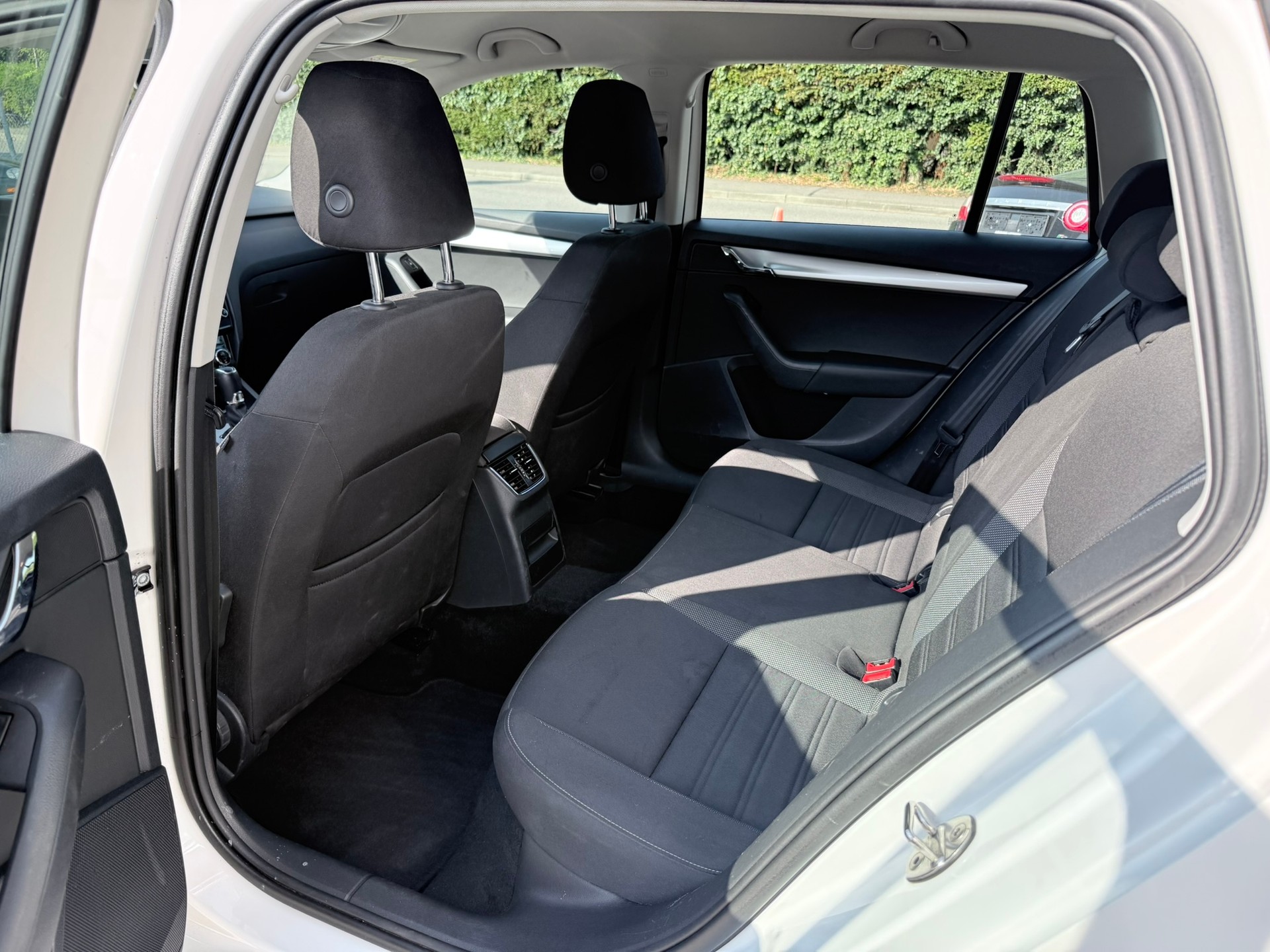 SKODA Octavia Combi 2.0 TDI Ambition DSG-image-12