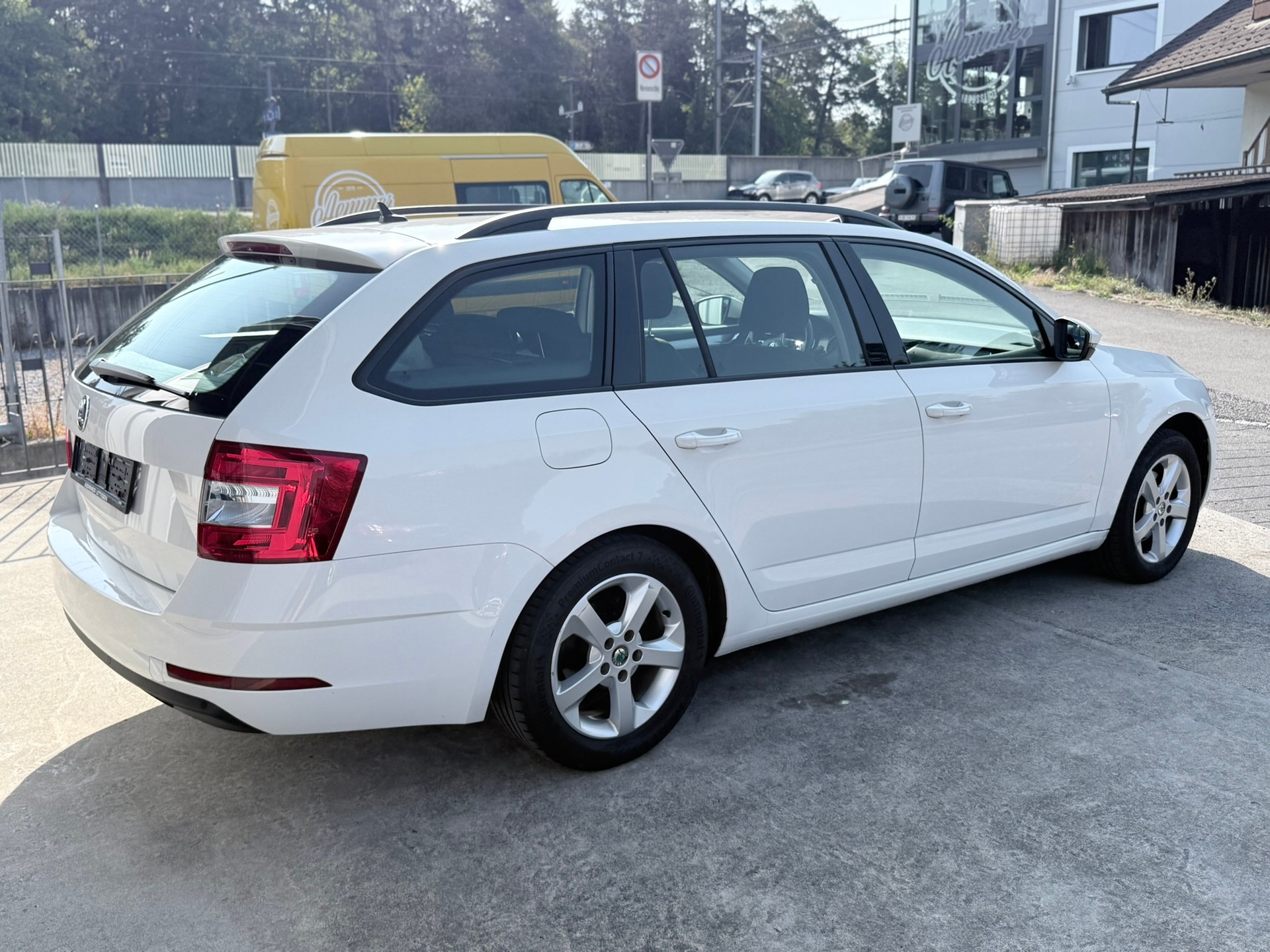 SKODA Octavia Combi 2.0 TDI Ambition DSG-image-4