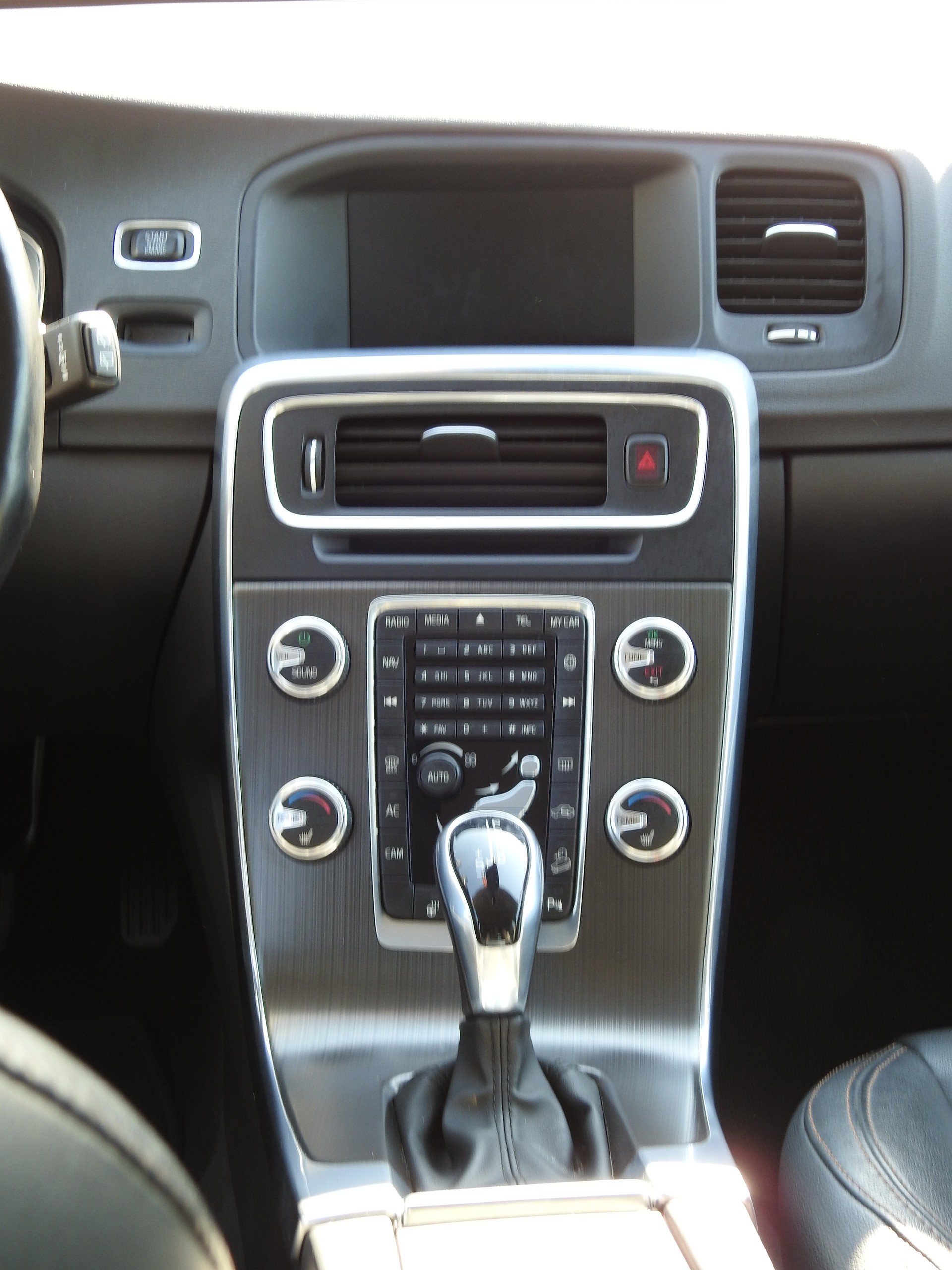 VOLVO V60 Cross Country D4 AWD Momentum Geartronic-image-17