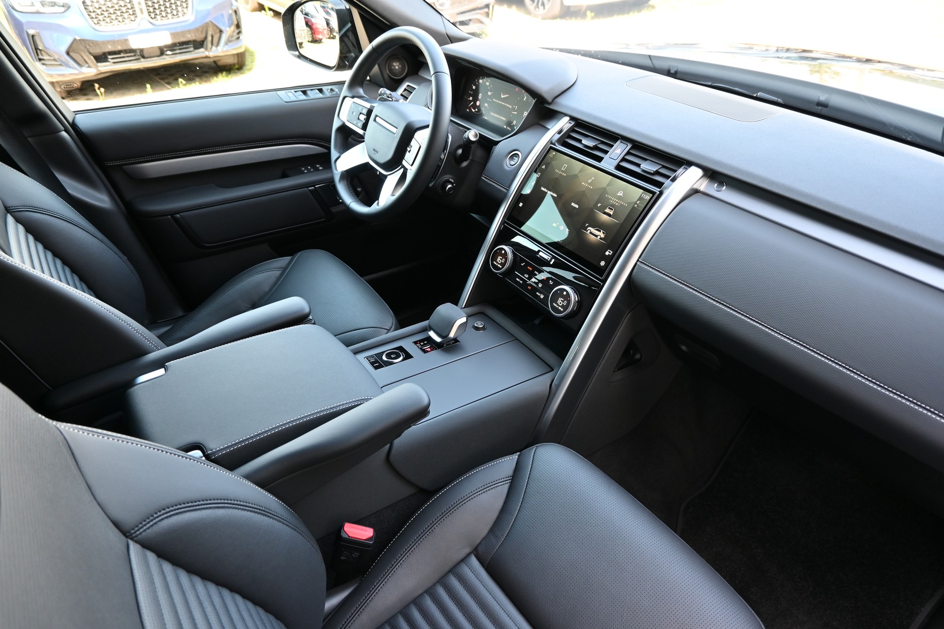 LAND ROVER Discovery 3.0D I6 P350 R-Dynamic SE AWD Automatic 7-Plätzer + AHK 3500kg + Werksgarantie 05.2030-image-12