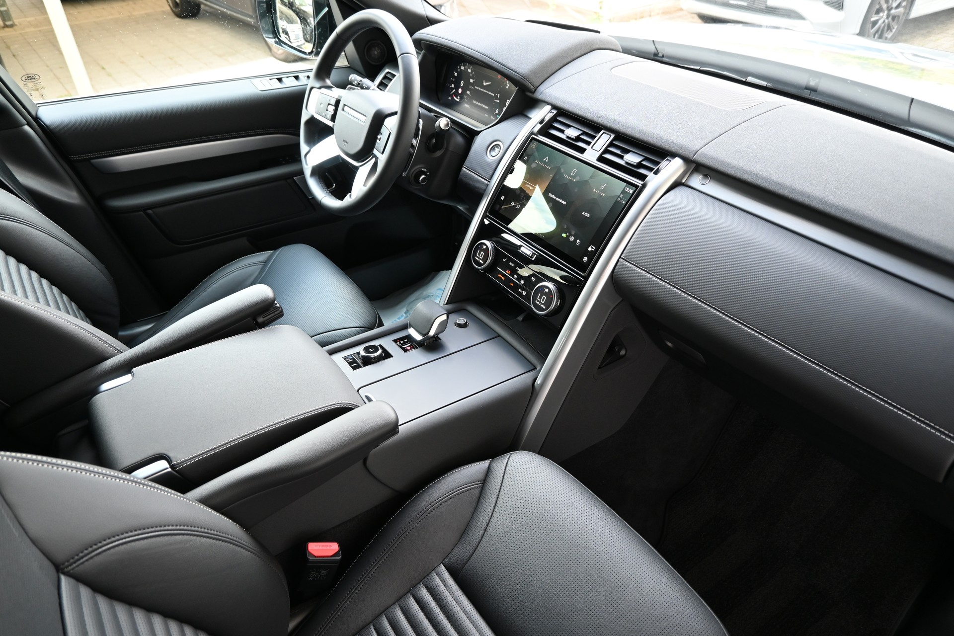 LAND ROVER Discovery 3.0D I6 P350 R-Dynamic HSE AWD Automatic 7-Plätzer + AHK 3500kg + Werksgarantie 05.2030-image-12