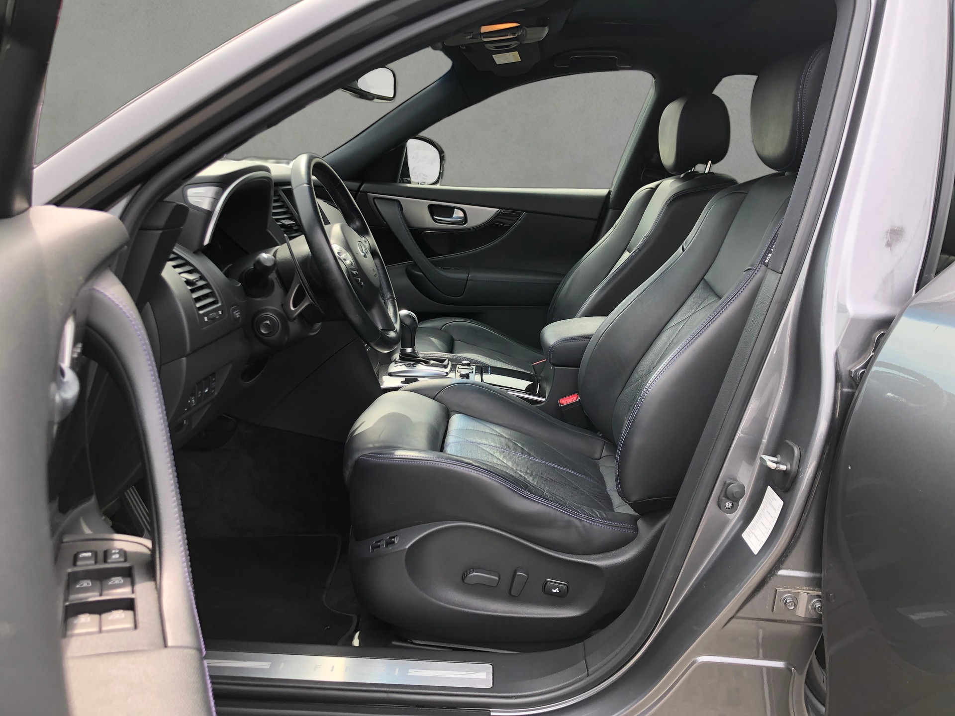 INFINITI QX70 3.7 Ultimate AWD Automatic-image-11