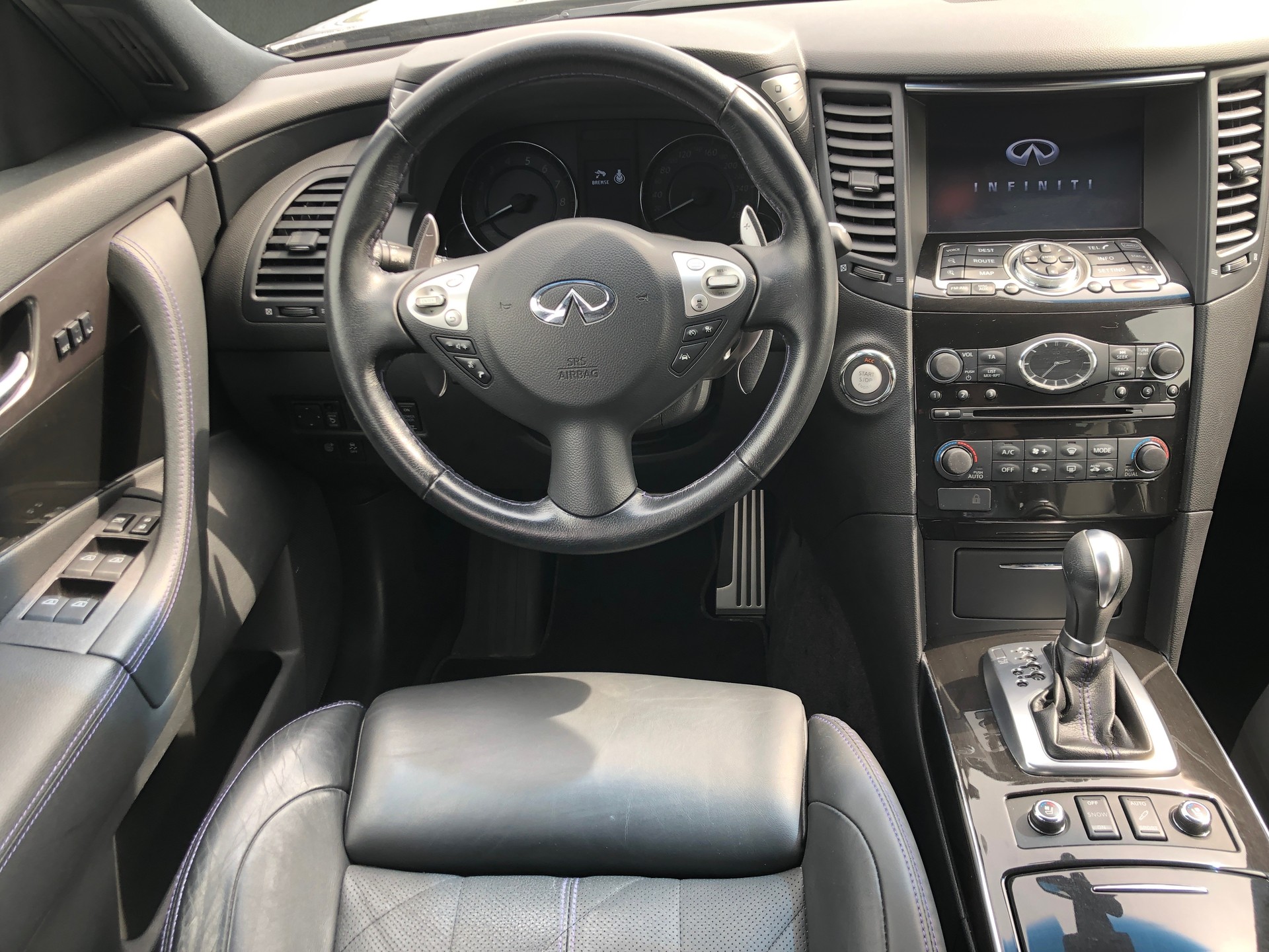 INFINITI QX70 3.7 Ultimate AWD Automatic-image-10