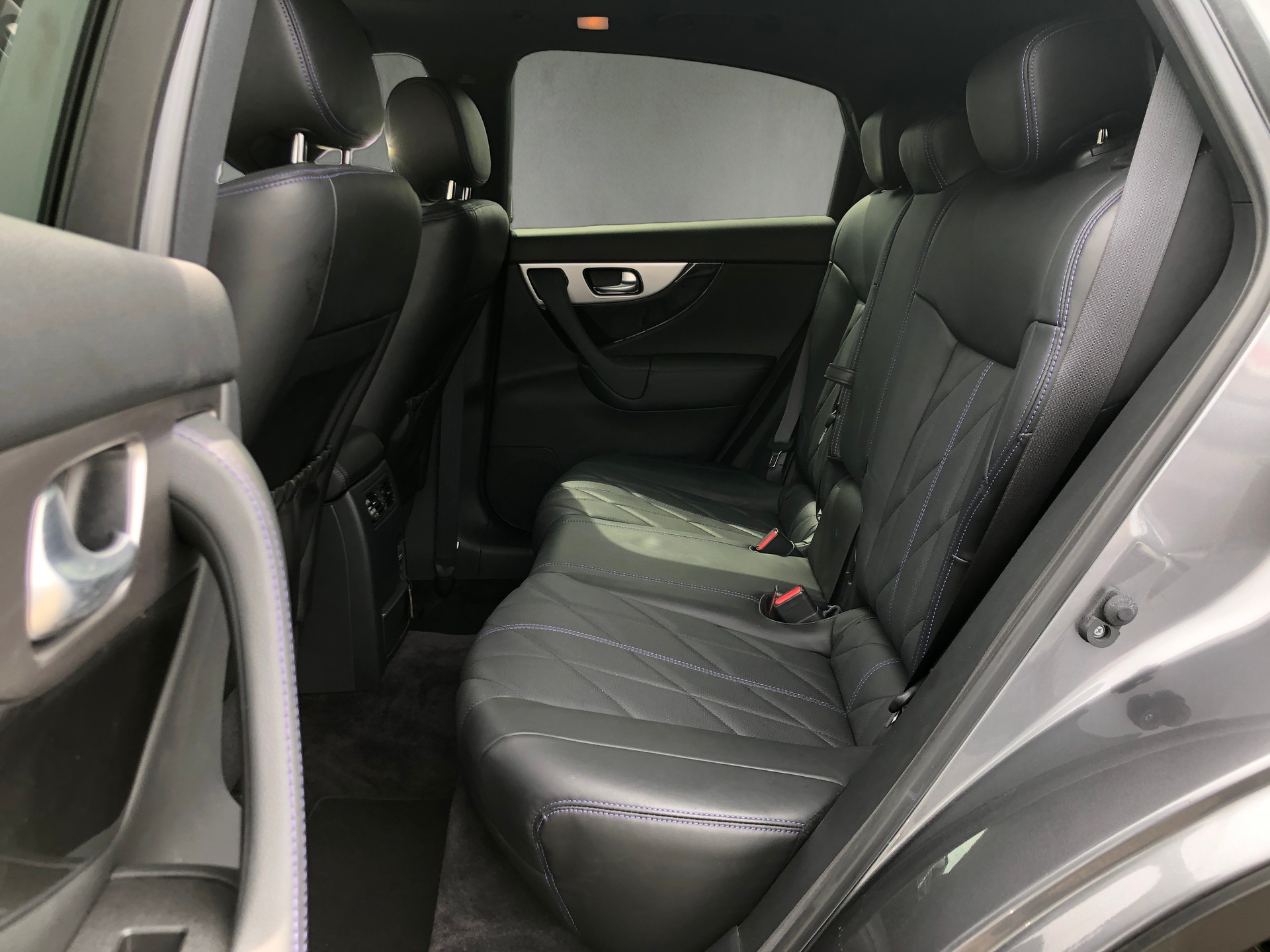 INFINITI QX70 3.7 Ultimate AWD Automatic-image-12